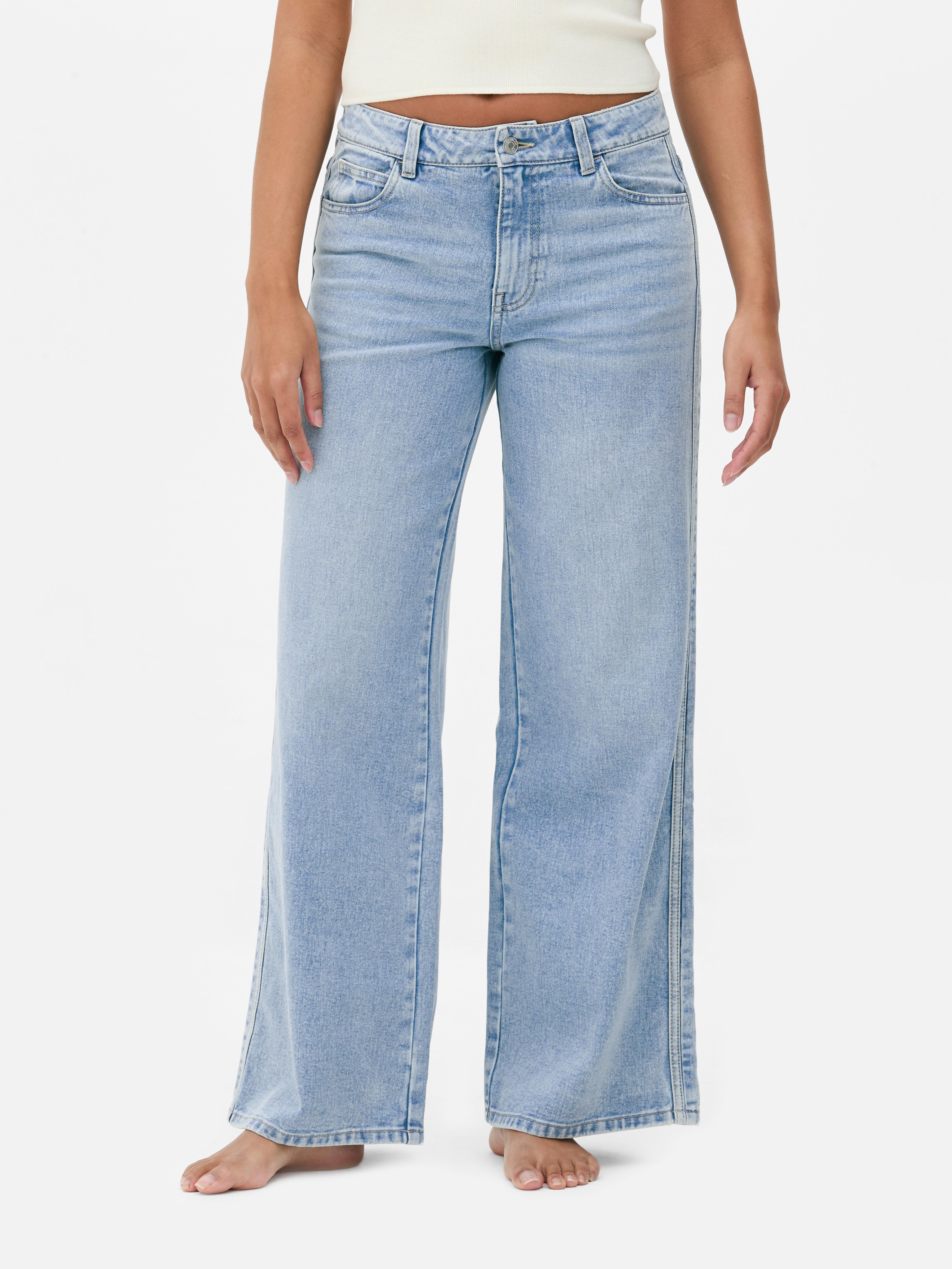 Jeans con striscia laterale e gamba larga. Questi jeans hanno gamba larga, cinque tasche, passanti per la cintura e chiusura nascosta sul davanti.