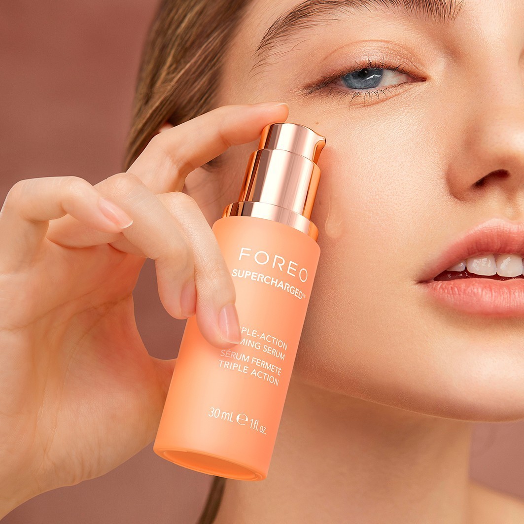 FOREO Anti-Aging Serum SUPERCHARGED™ Spevňujúce sérum s trojitým účinkom, kolagénovým peptidovým komplexom a retinoátom - 30 ml