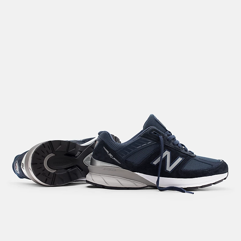 Tênis feminino MADE in USA 990v5 Core - Azul marinho com detalhes prateados