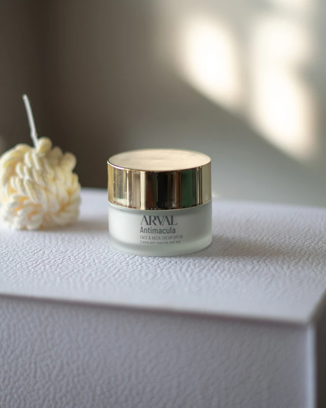 Creme facial e para pescoço Arval Antimacula FPS 30, antirrugas e antipigmentação.