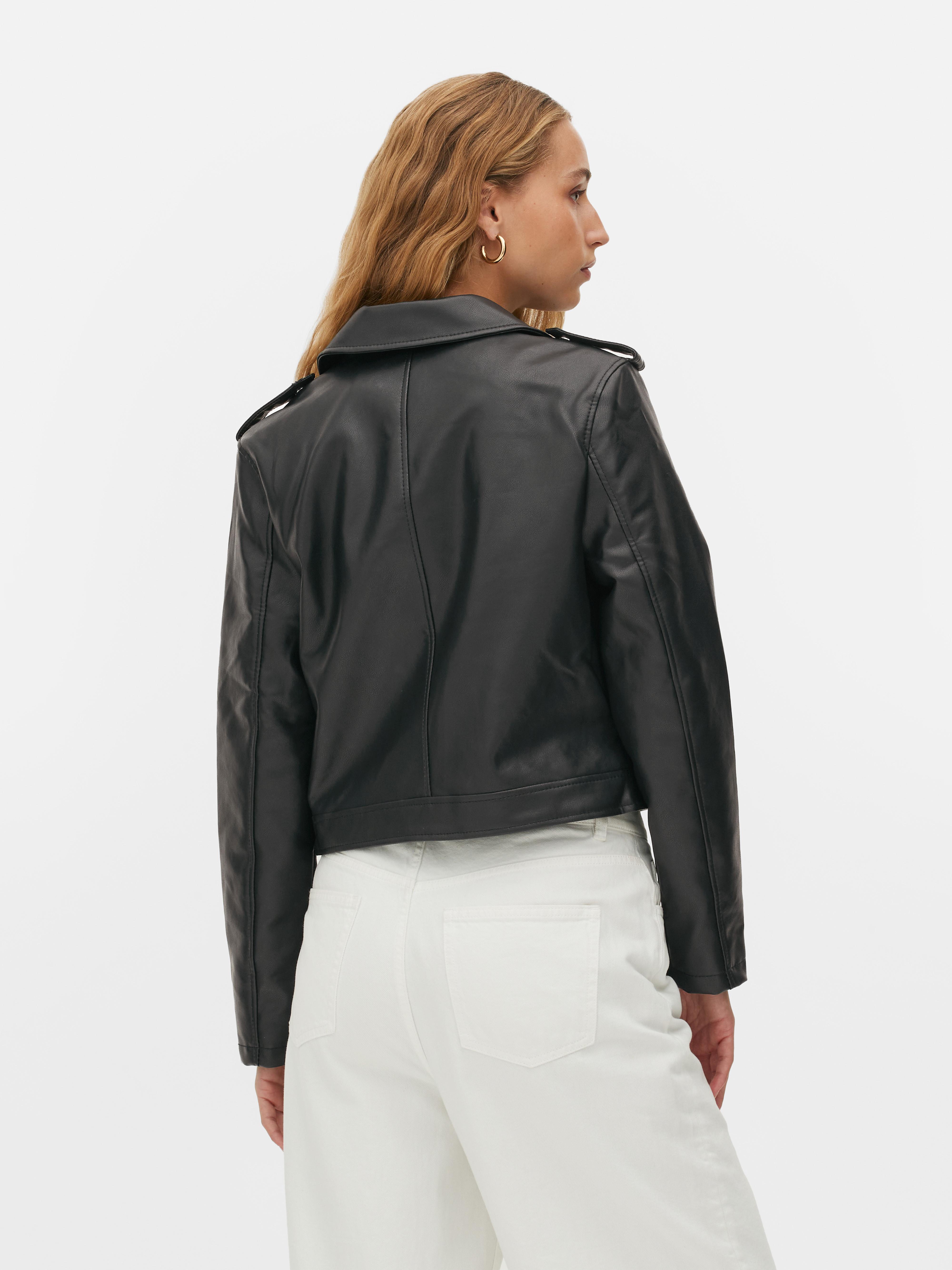 Unverzichtbare Bikerjacke aus Kunstleder. Rockiger und vielseitiger Stil dank dieser Kunstlederjacke.