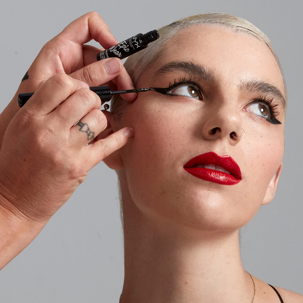 Epic Wear folyékony szemceruza fekete - NYX Professional Makeup