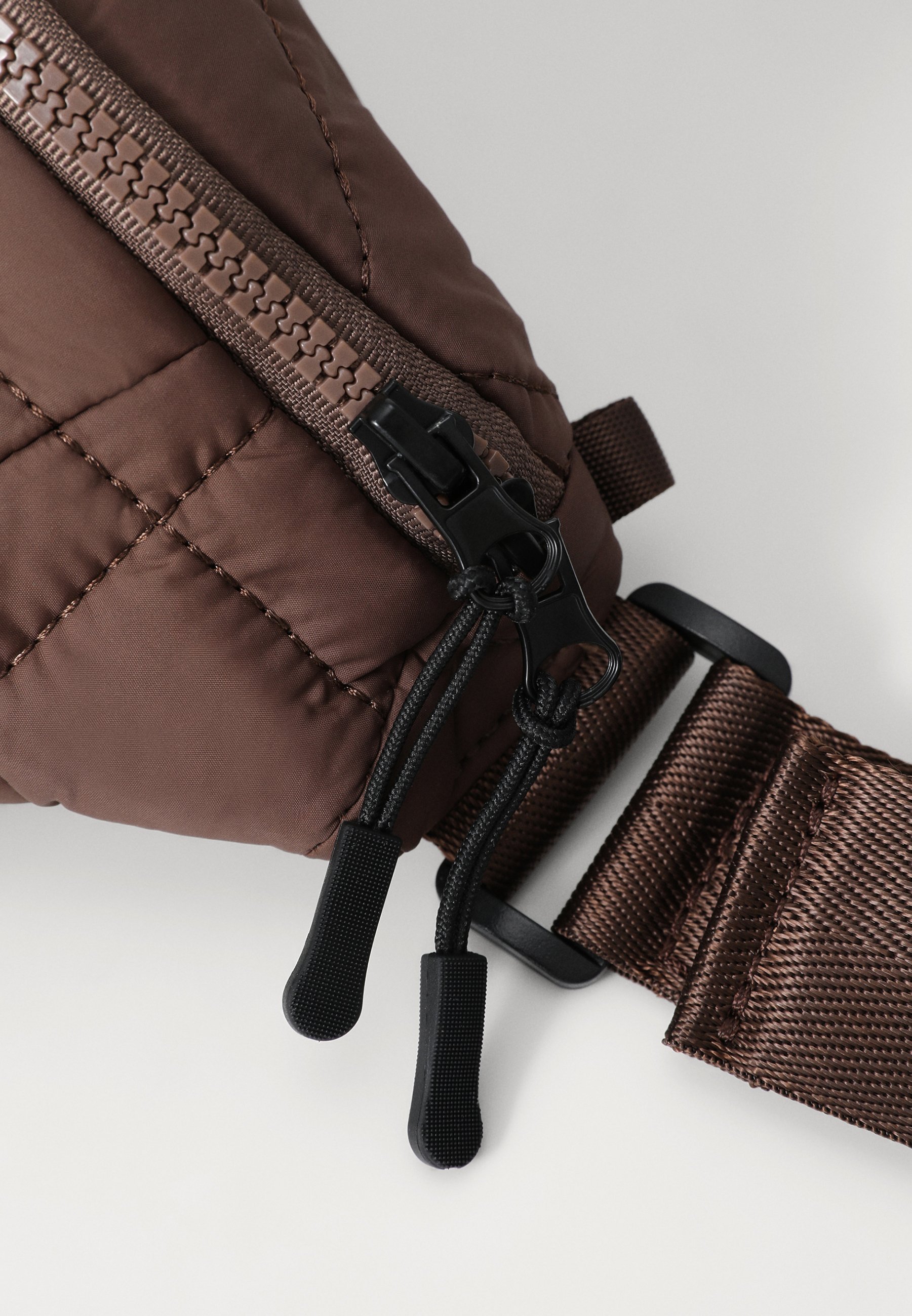 ARKK Kopenhagen BUMBAG UNISEX - Heuptas - chocolade
