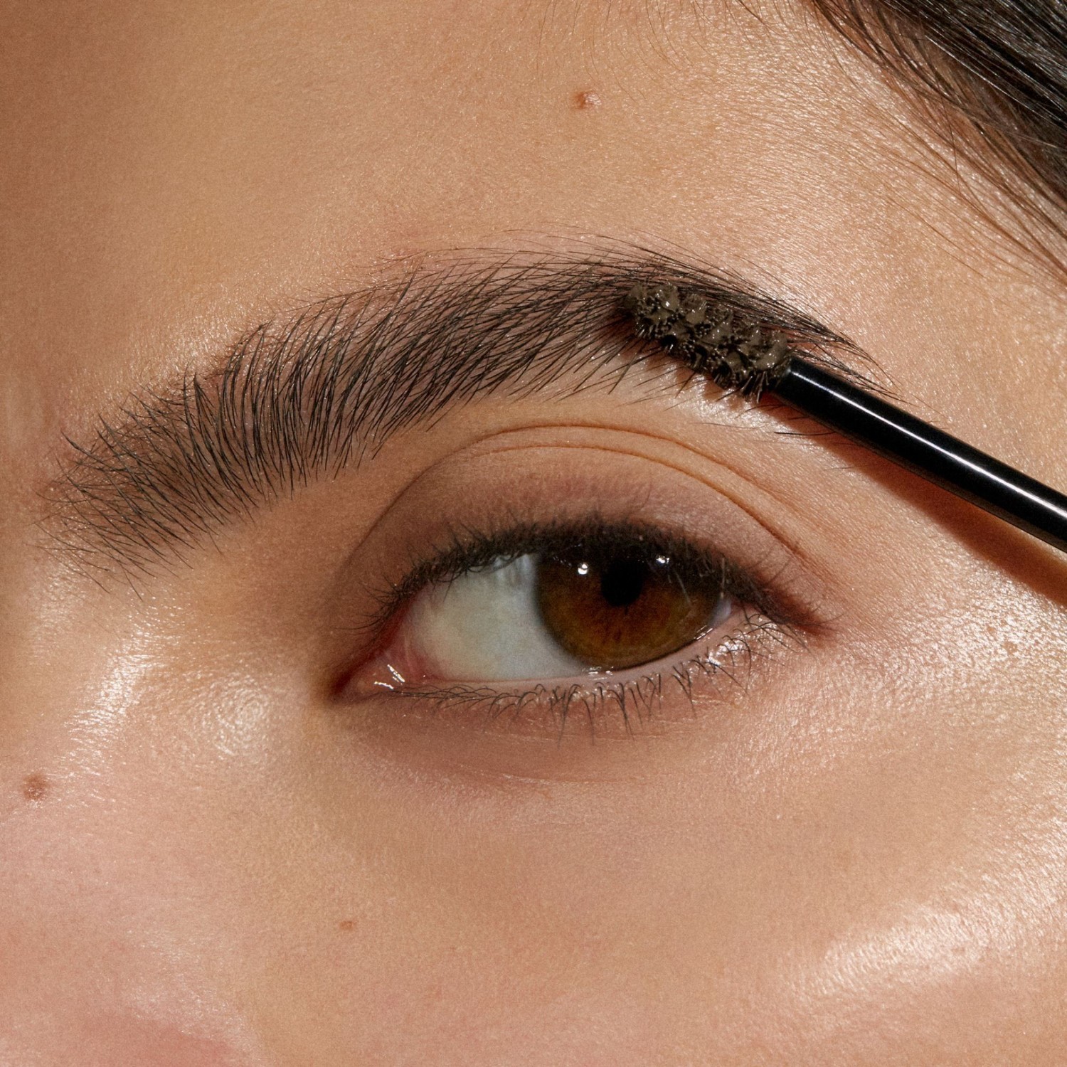 MÁDARA Gel za obrve Wax & Fix, tonirani gel za obrve, br. 4 tamnosmeđa - 4,25 ml