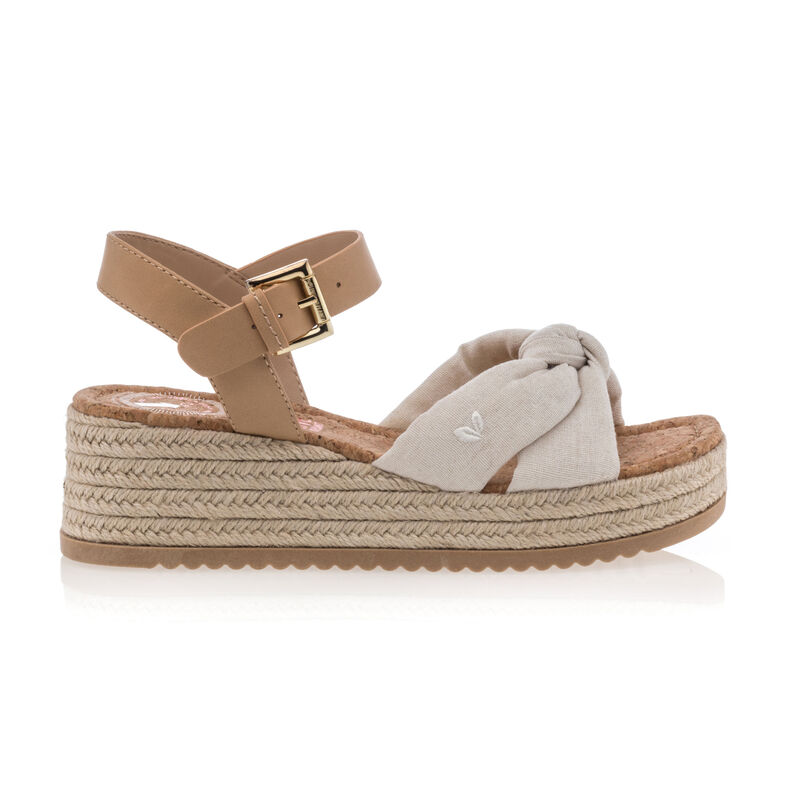 Alpargatas beige para mujer con suela de cuerda.