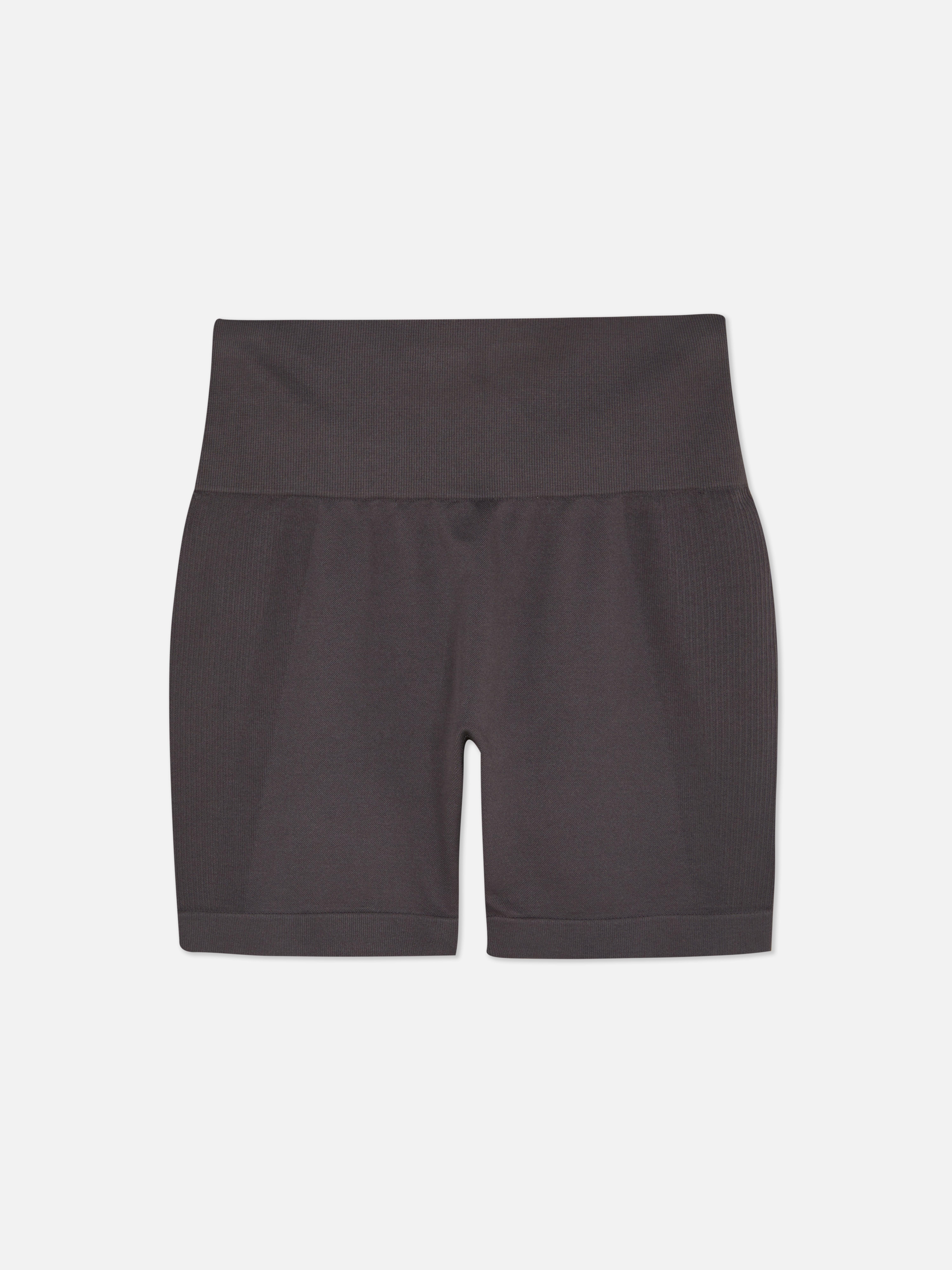 Nahtlose, hochgeschnittene Sportshorts. Mit diesen sportlichen Shorts siehst du auf der Yogamatte fantastisch aus.