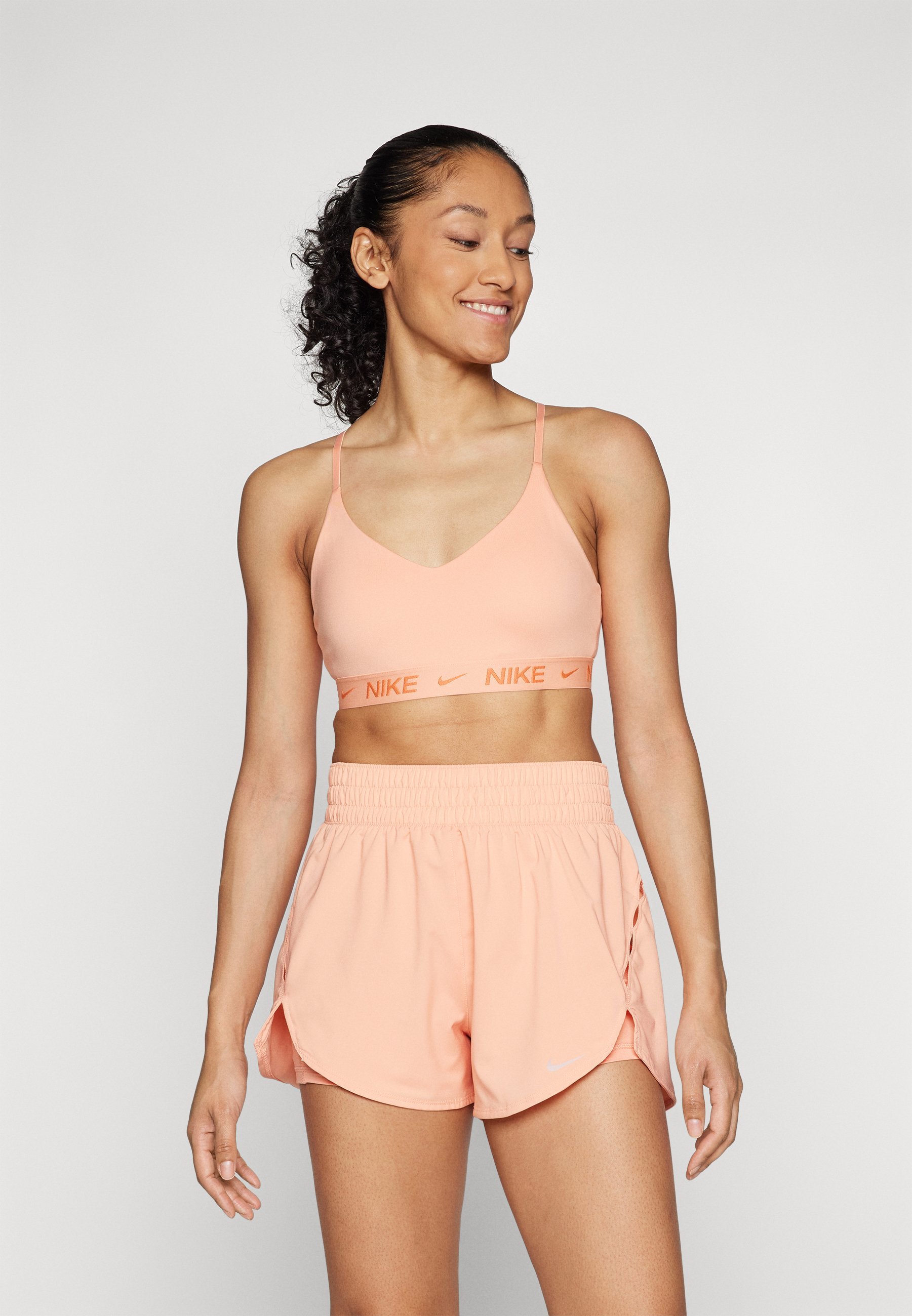 Nike Performance INDY BRA - Sportbeha met lichte ondersteuning - abrikoos agaat