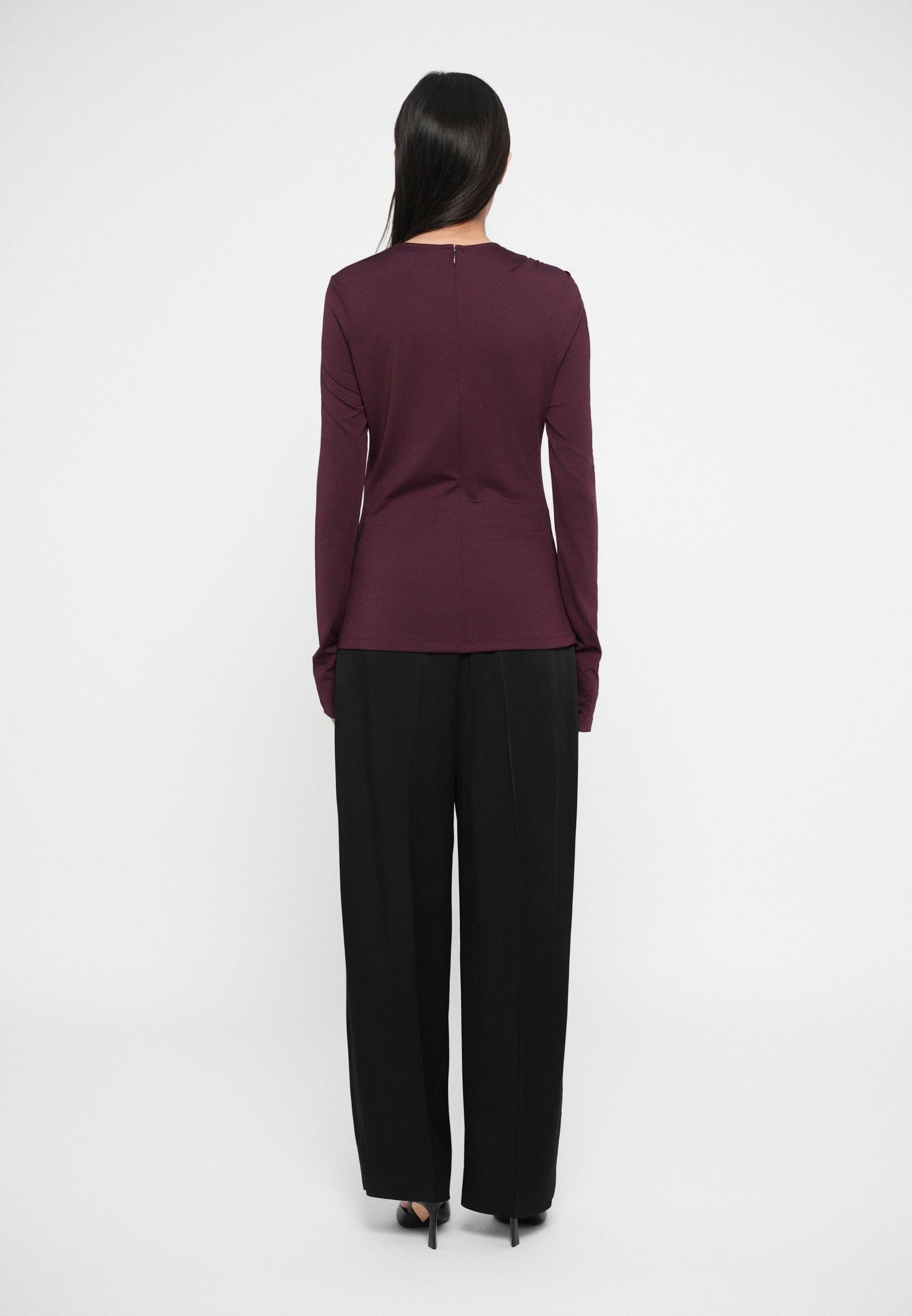 Victoria Beckham top met gedraaid armgatdetail - Top met lange mouwen - bordeauxrood