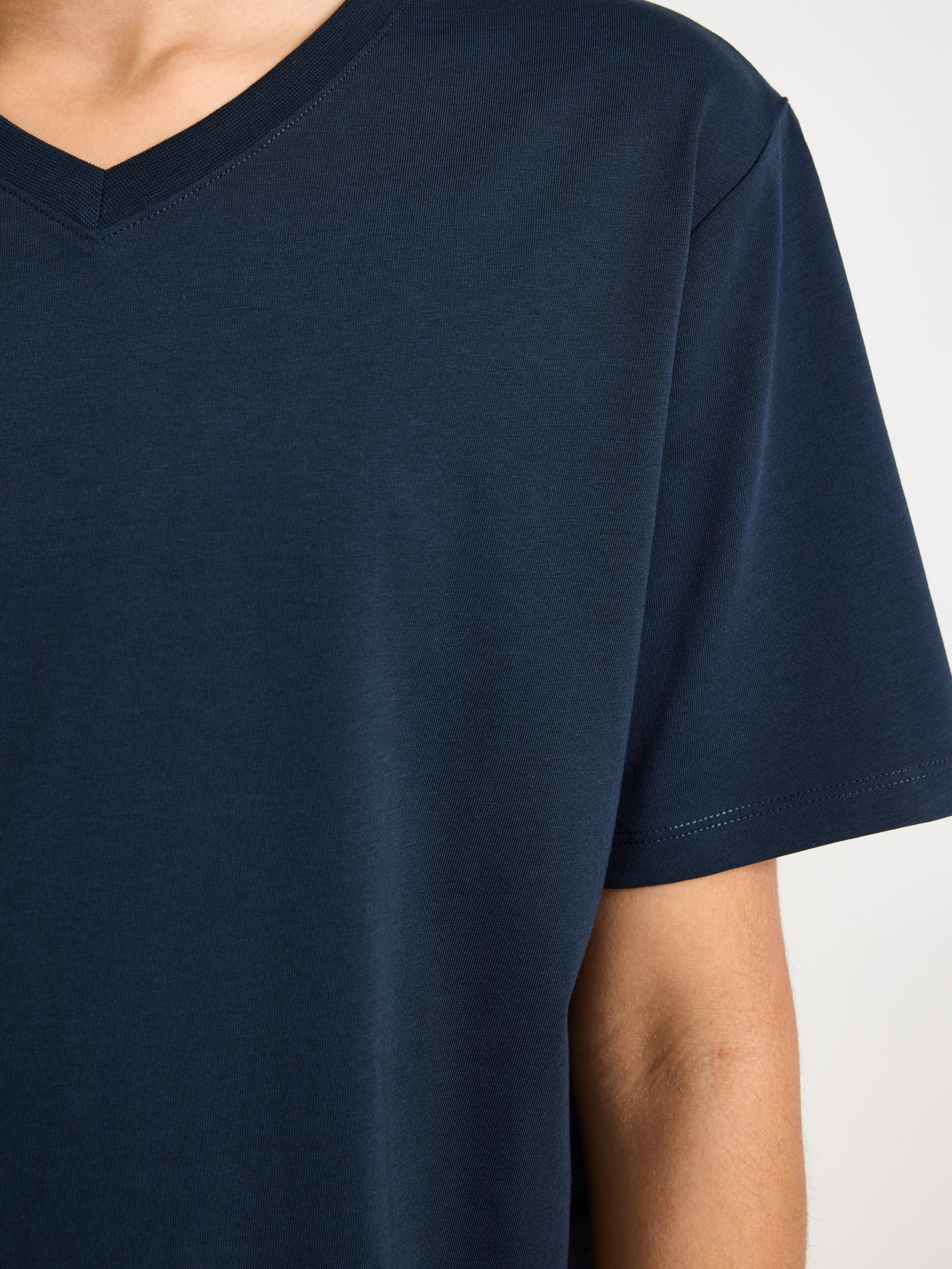 Camiseta con cuello en V, color azul marino oscuro.