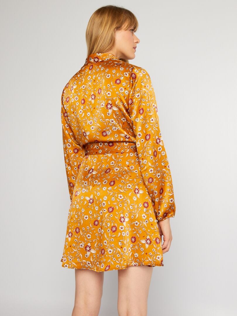 Vestido curto com cinto - MARROM