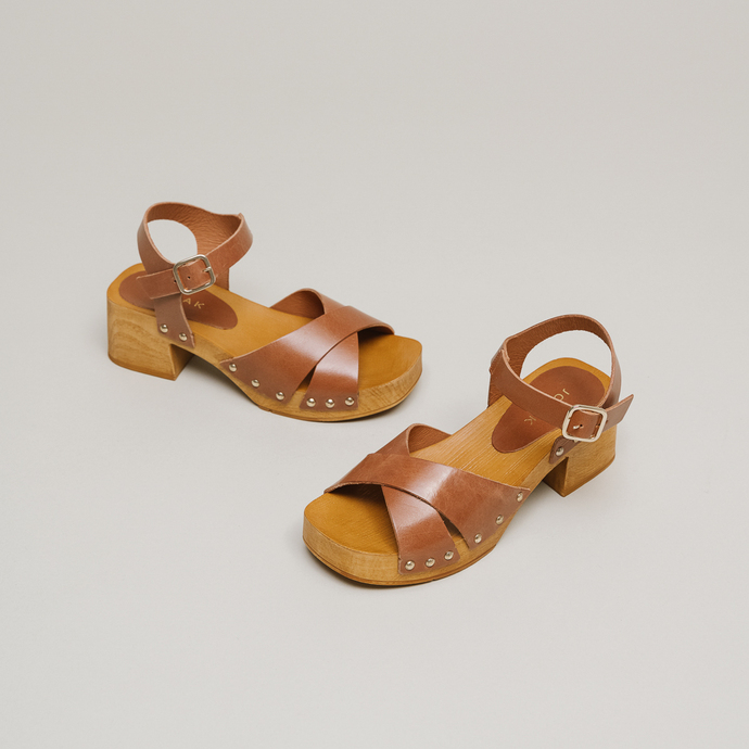 Sandales à clous et brides croisées  en cuir cognac