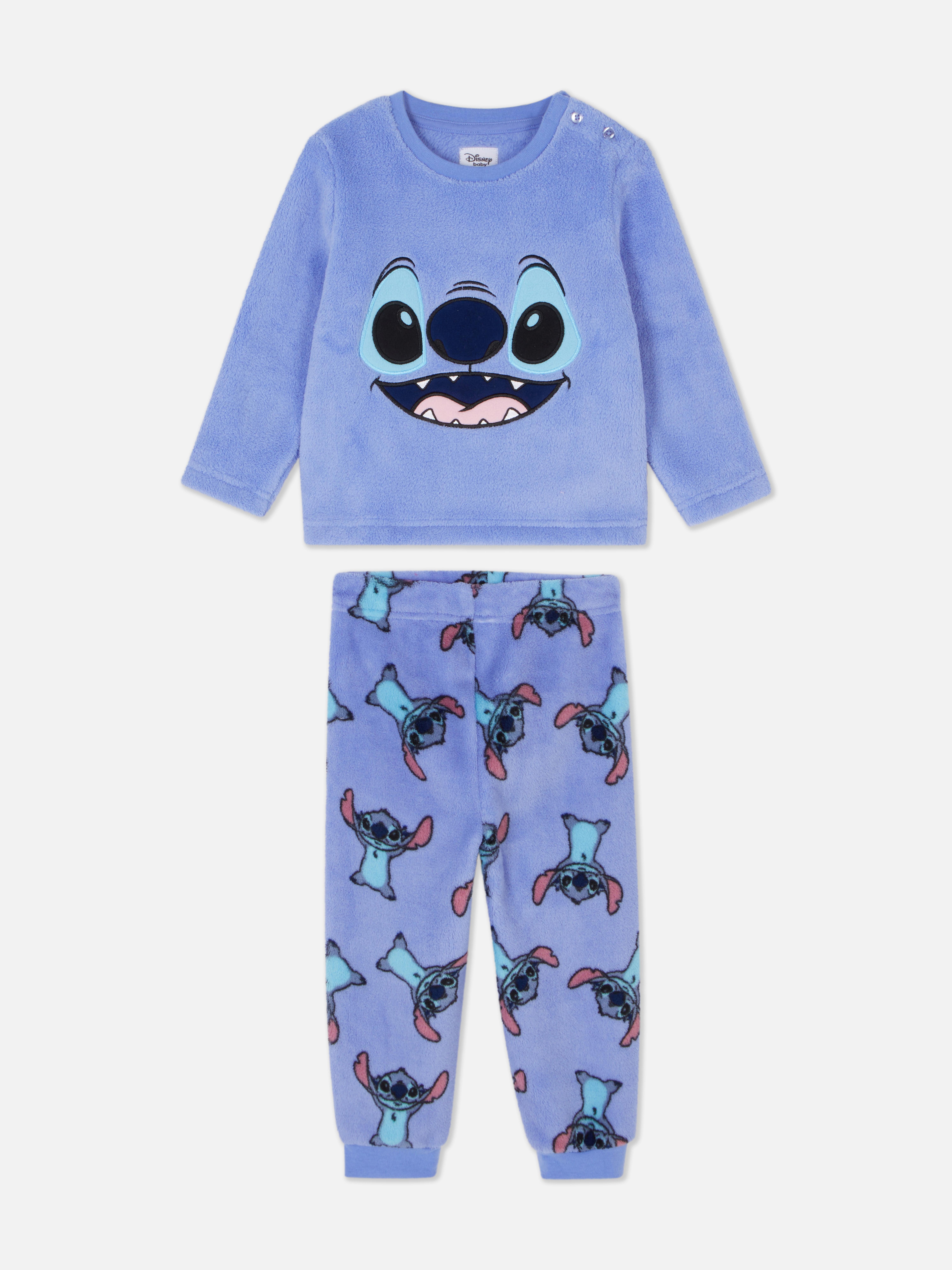 Pijamaua moale cu Stitch de la Disney. În această pijamaua Disney cu pantaloni și un top cu mâneci, micuțul tău se va simți confortabil și drăguț.