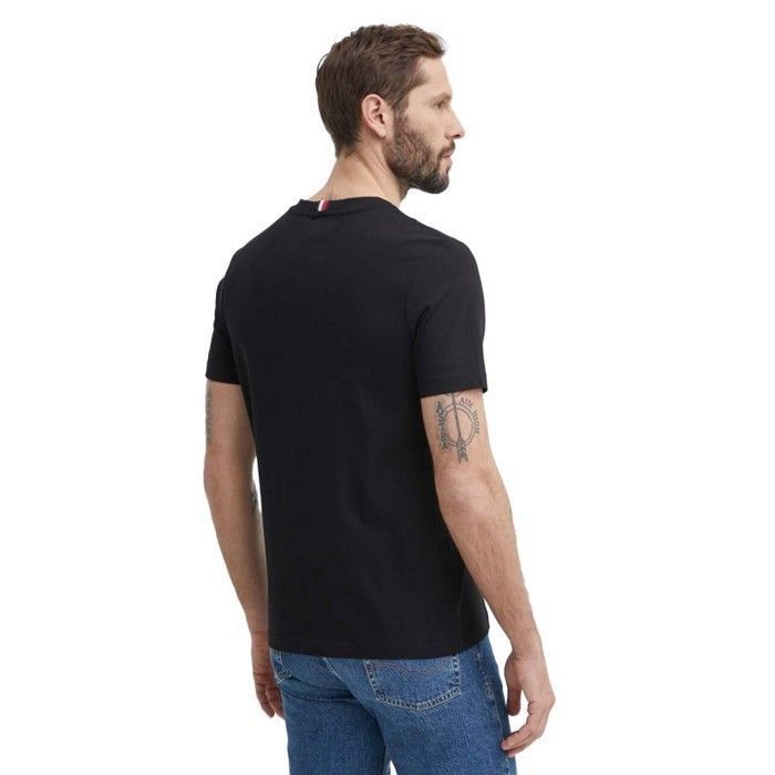 Camiseta masculina Tommy Hilfiger preta com estampa e modelagem regular.