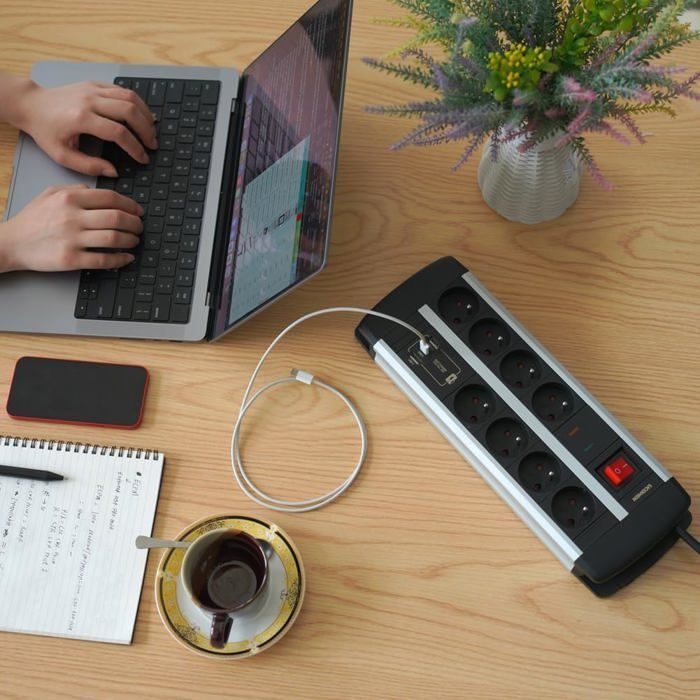 Multipresa con protezione da sovratensione, dotata di porte USB-A e USB-C per la ricarica rapida da 20 W, 8 prese (3680 W 16 A), colore nero.