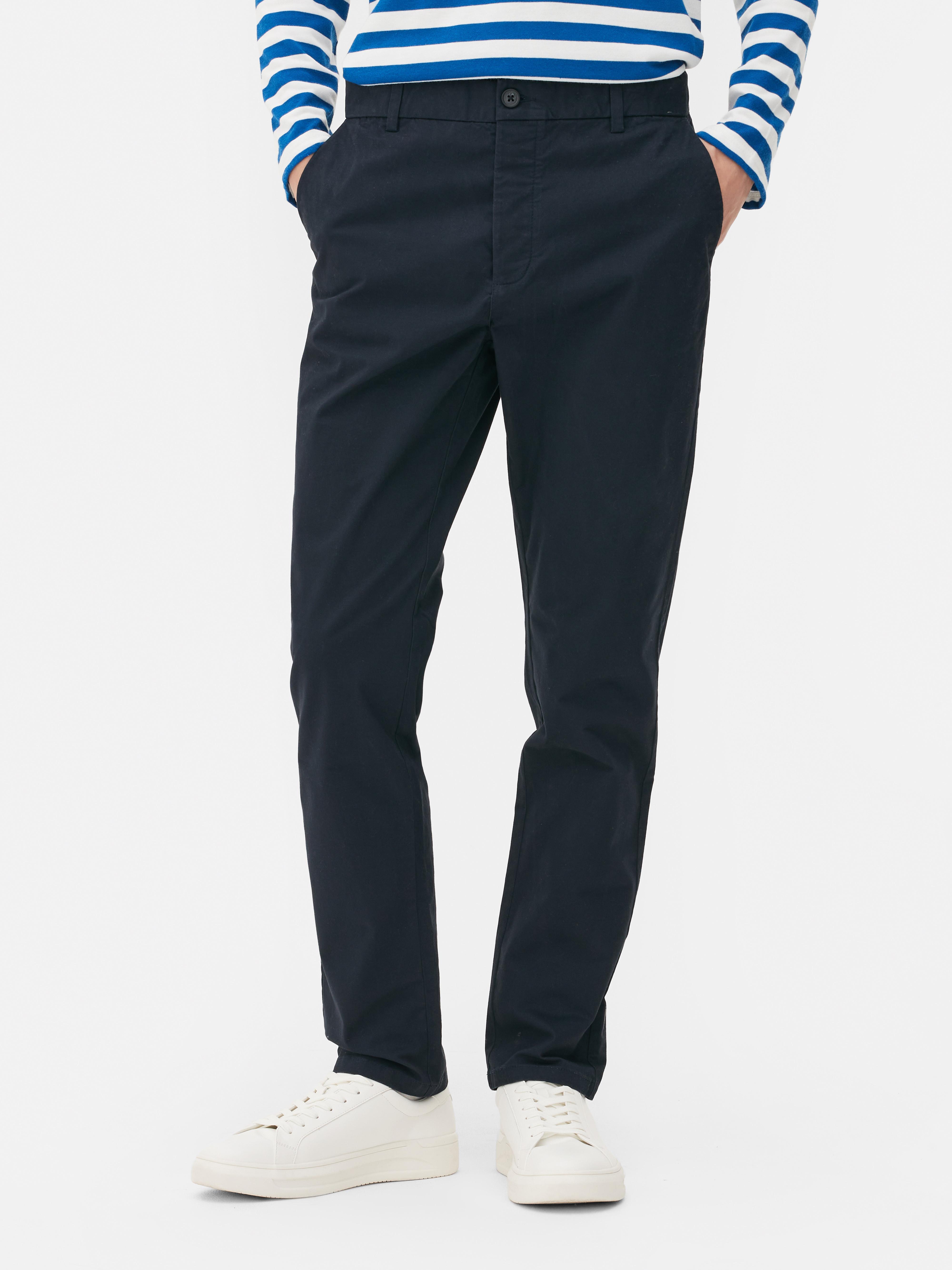 Chino slim fit cu elastic. Oferă ținutei tale o notă casual-chic cu acești pantaloni slim fit.