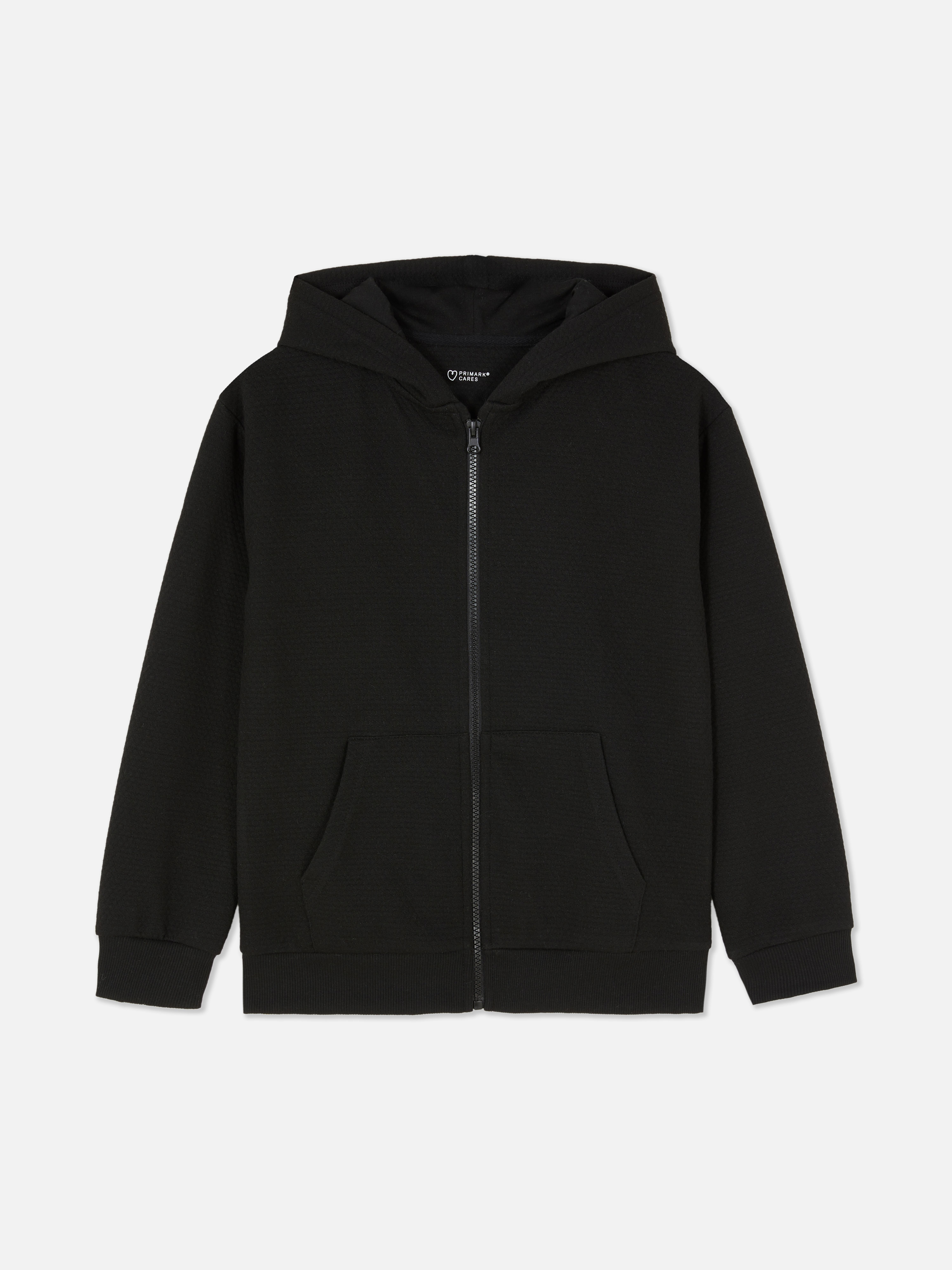 Strukturierter Hoodie mit Reißverschluss. Ein Hoodie mit Frontreißverschluss, langen Ärmeln mit Bündchen, Kängurutaschen und einem strukturierten Stoff.