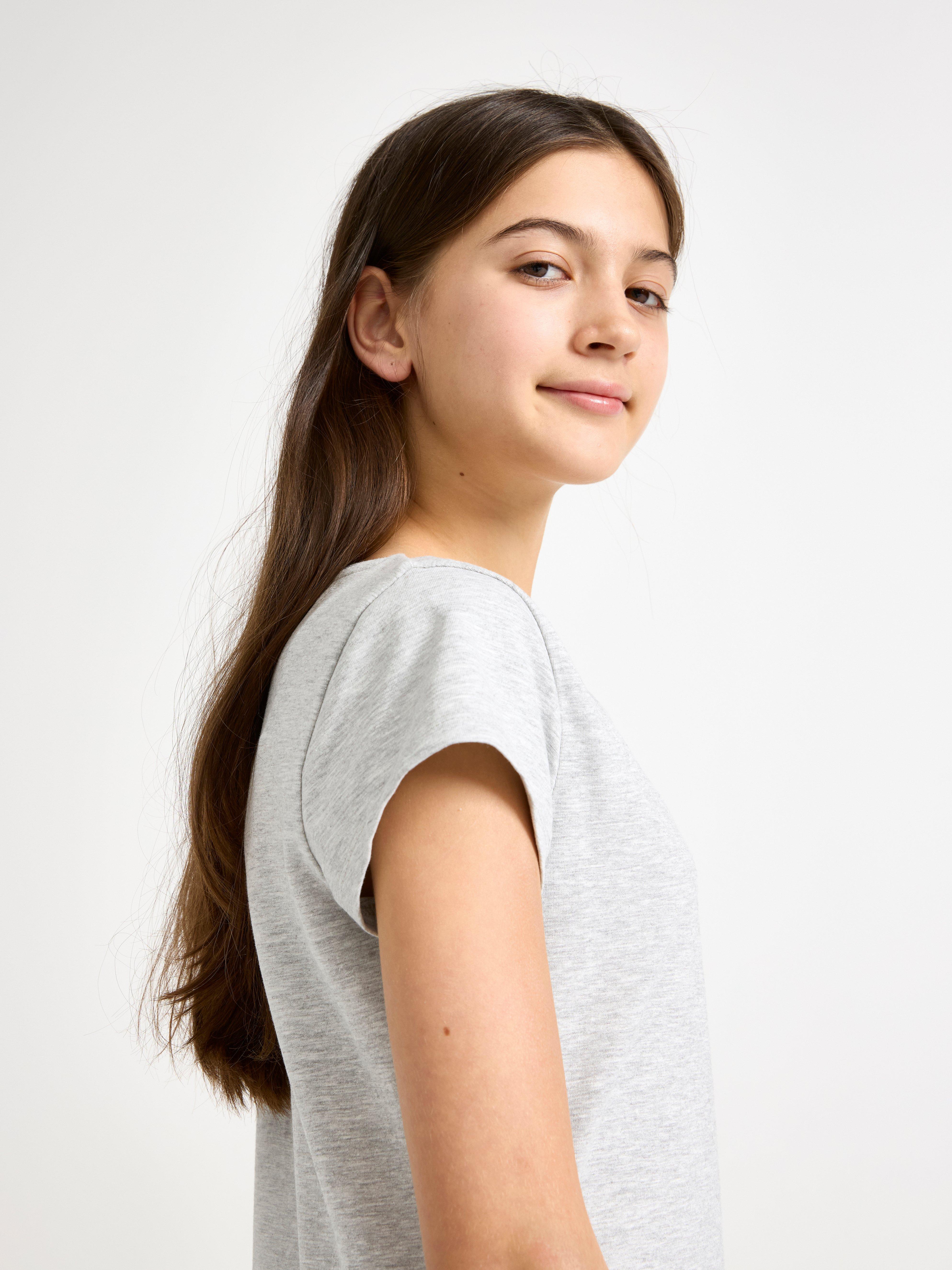 Top con mangas cortas, color gris claro jaspeado.