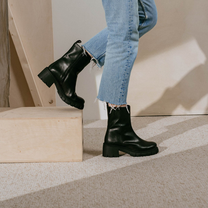 Bottines à talons et semelles crantées  en cuir noir