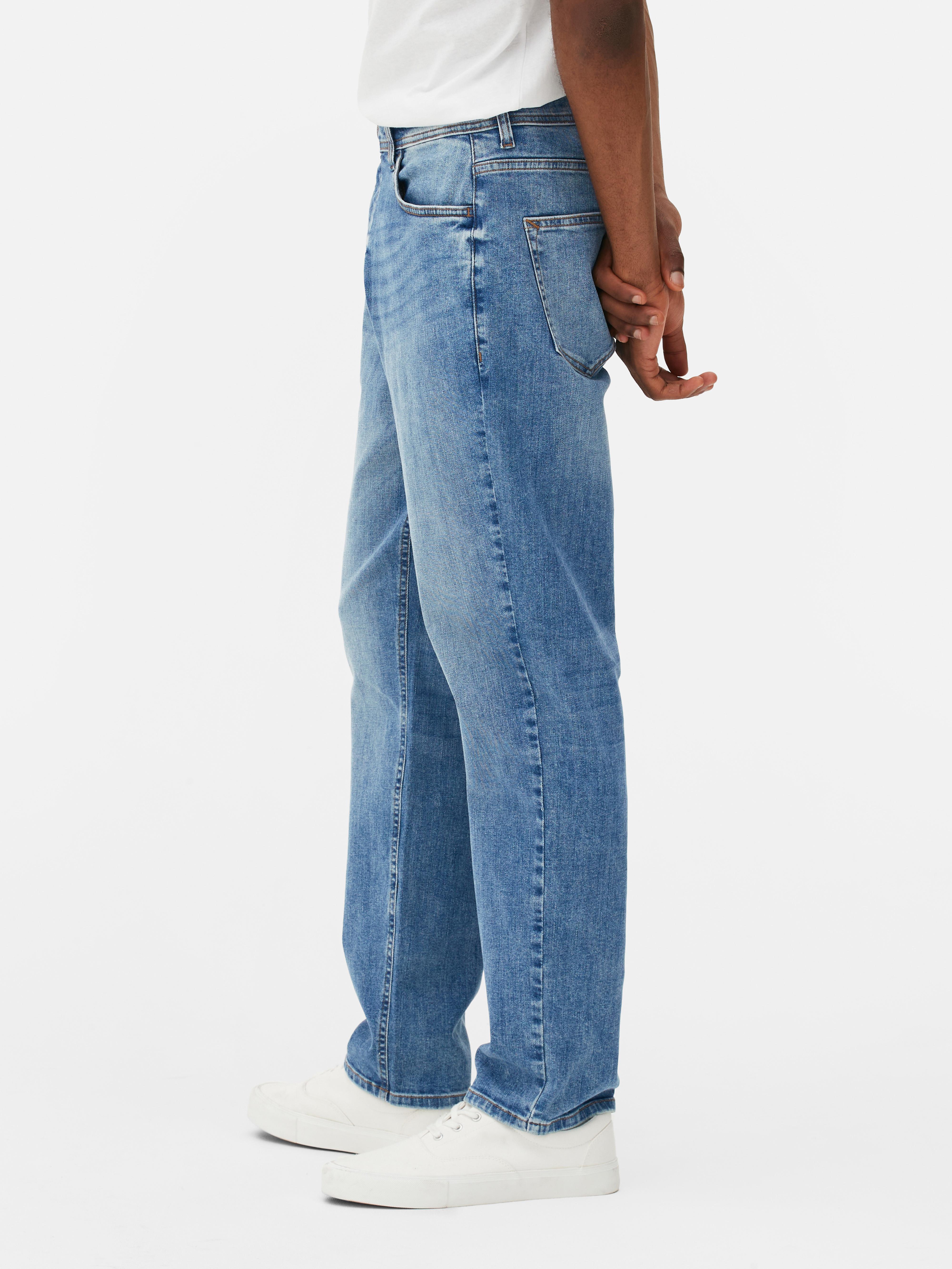 Gerade geschnittene Stretch-Jeans mit verdecktem Reißverschluss und fünf Taschen.