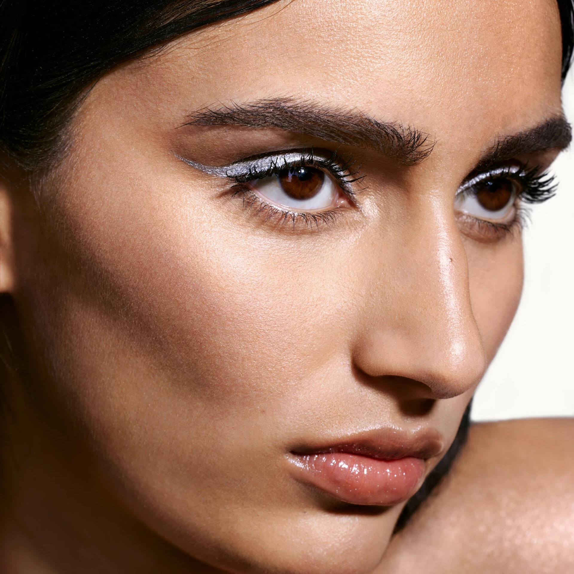 Tekući tuš za oči s svjetlucavim lid shimmerom Chrome At Me - Fenty Beauty