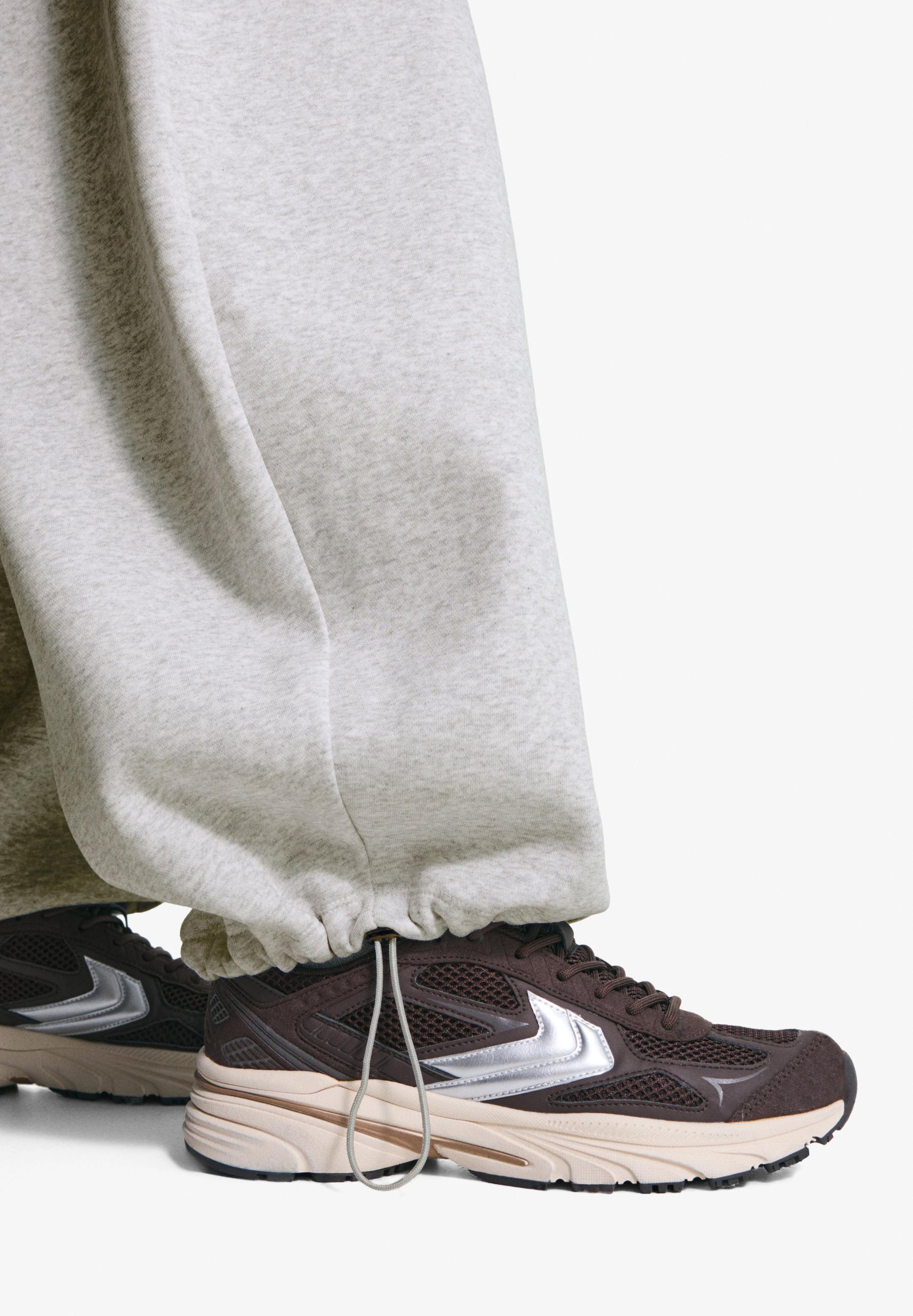 Bershka trenirka - tamno siva