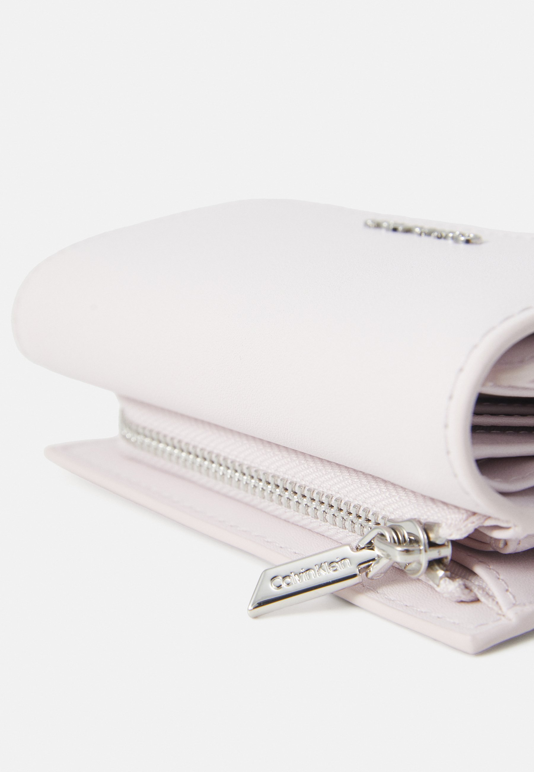 Calvin Klein MUST SMALL TRIFOLD ZIP - Portfel - orchidea ice