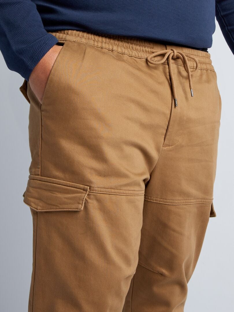 Calças chino com bolsos laterais - MARROM