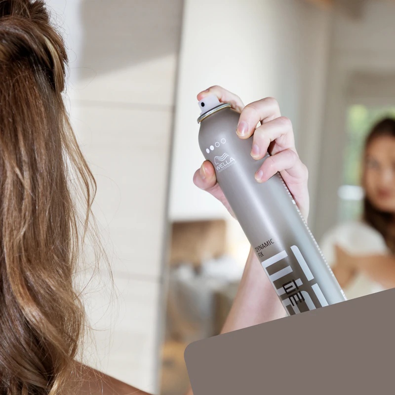 Lak za lase z elastičnim fiksiranjem Wella Professionals Eimi Dynamic Fix