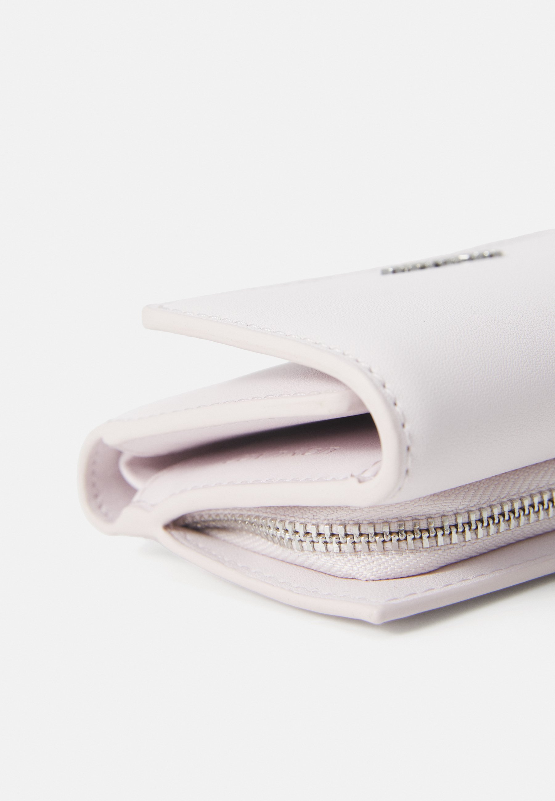 Calvin Klein MUST SMALL TRIFOLD ZIP - Portfel - orchidea ice