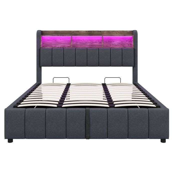 Lit coffre 180x200 cm en tissu lin gris avec tête à étagères, LED multicolore et ports USB/Type‑C, mécanisme hydraulique