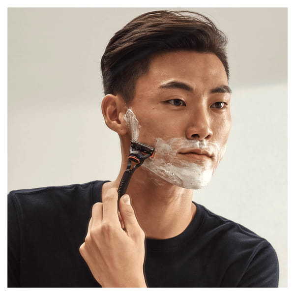 Holicí strojek Gillette Fusion s 5 hlavicemi a náhradní náplní do holení | Pánské | Superdrug