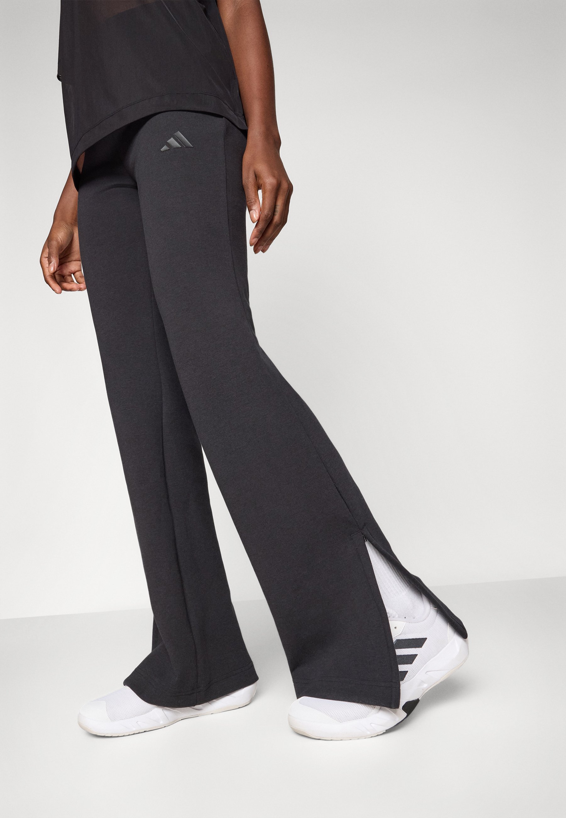adidas Sportswear SOFT LUX FLARED PANTS - Legginsy - czarne