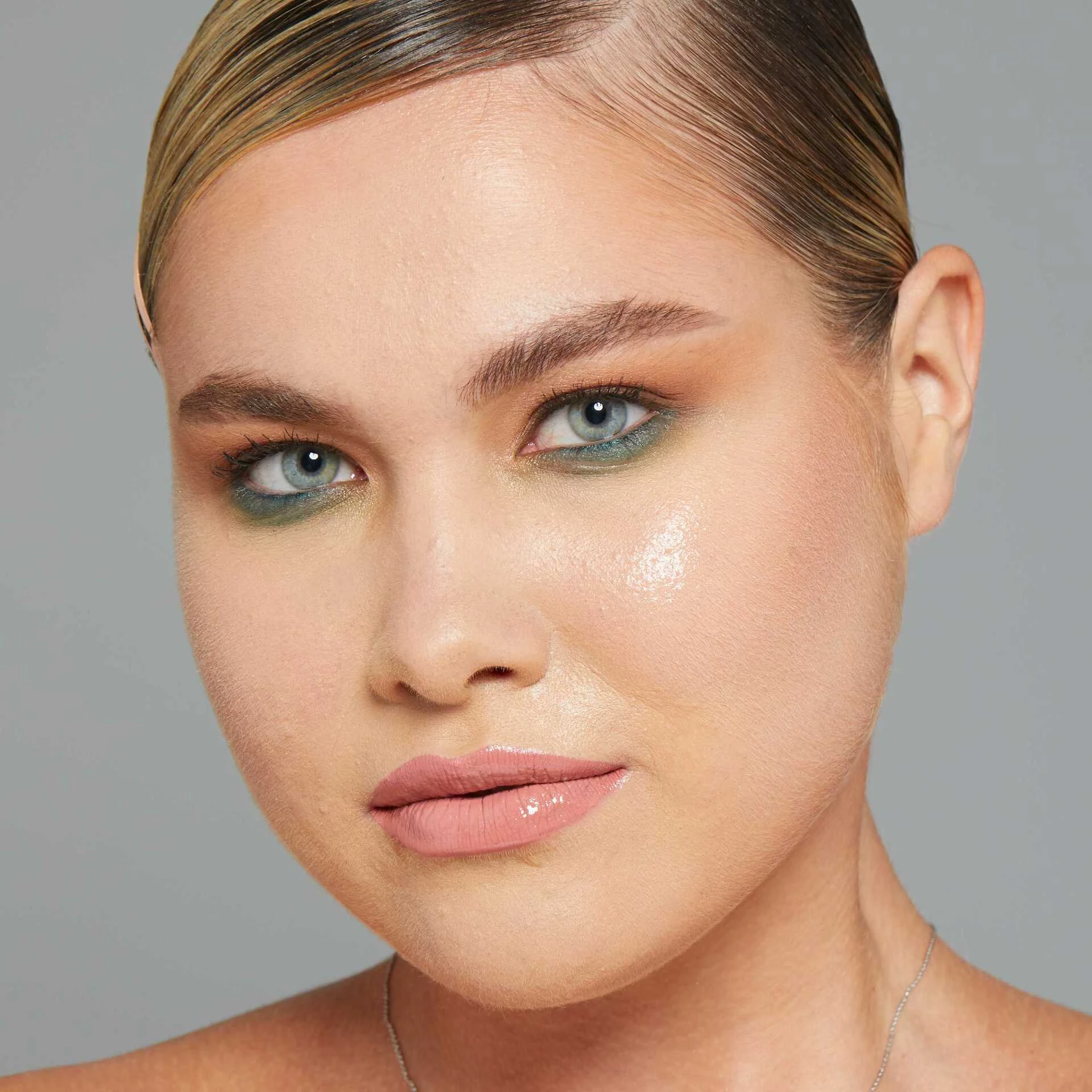 Dewy Finish sprej za fiksiranje šminke poklon 60 ml - NYX Professional Makeup