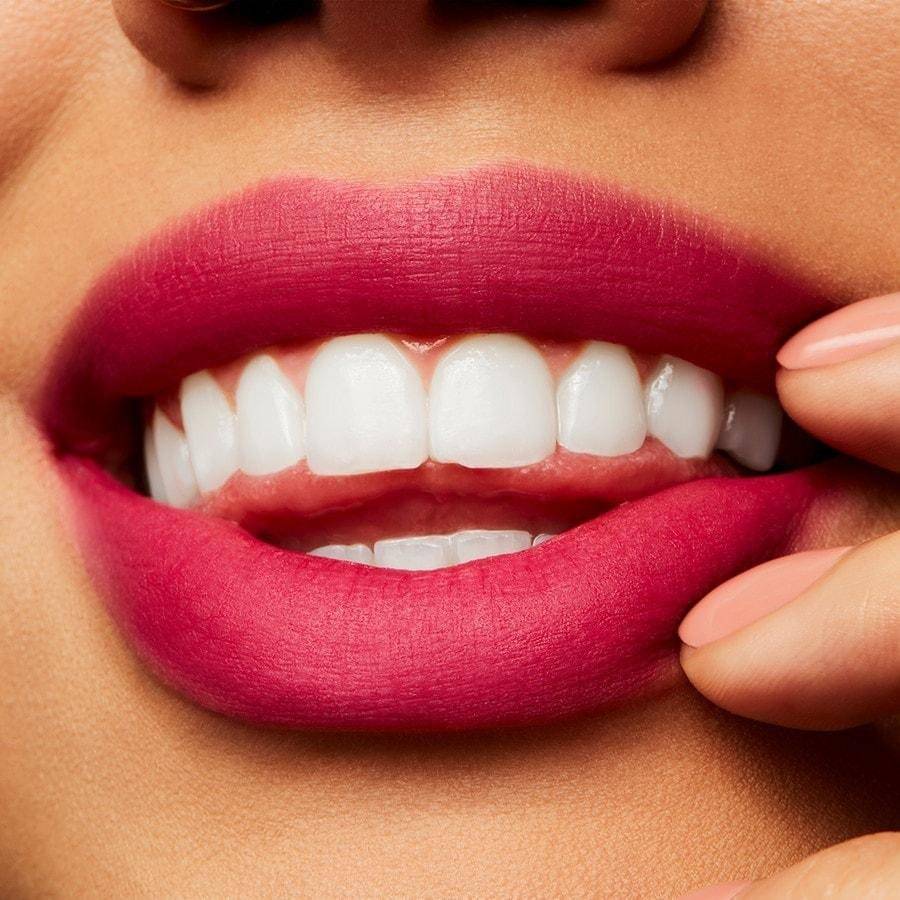 MAC skysti lūpų dažai „Lipstain Powder Kiss“ – 5 ml