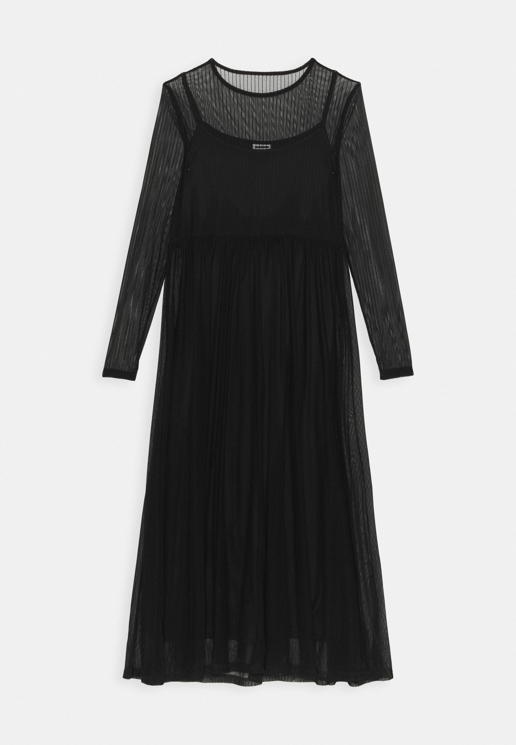 Abito nero per il Primo Maggio, stile 