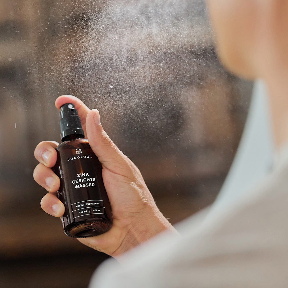 Juniglück vlažilni serum “Bye Bye Pimple” kombinacija – cinkov tonik za obraz in azelainski serum – 150 ml