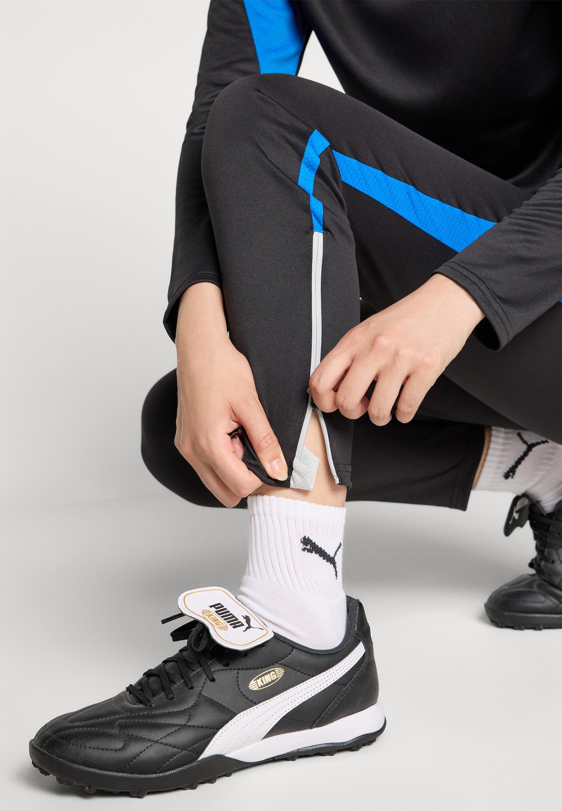 Puma INDIVIDUALBLAZE TRAINING PANTS - Spodnji del trenirke - črna/bela/dirkalno modra