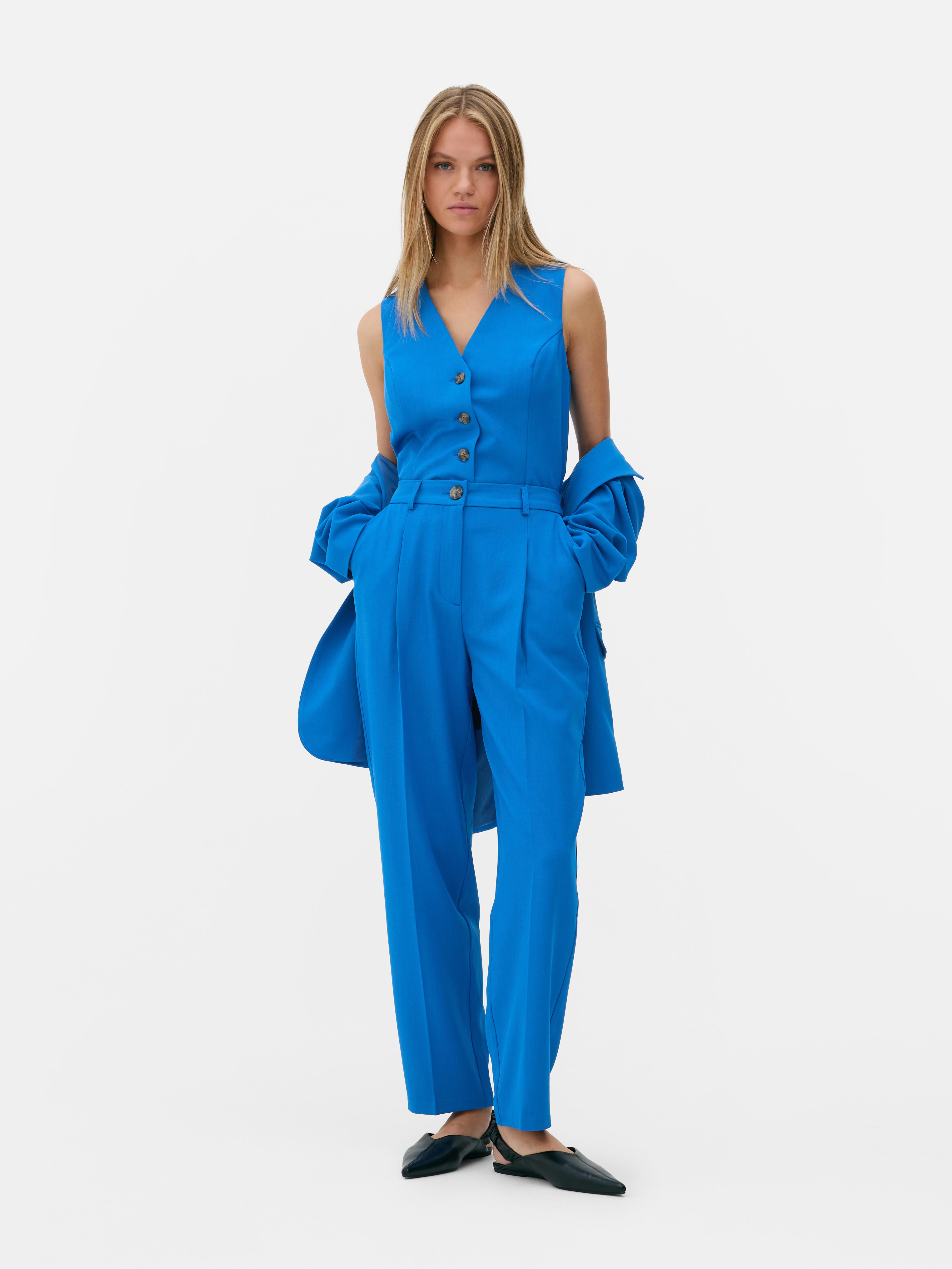 Passende Hose mit geradem Bein. Eine minimalistische Hose mit Bundfalten, geradem Schnitt und neutraler Farbe.