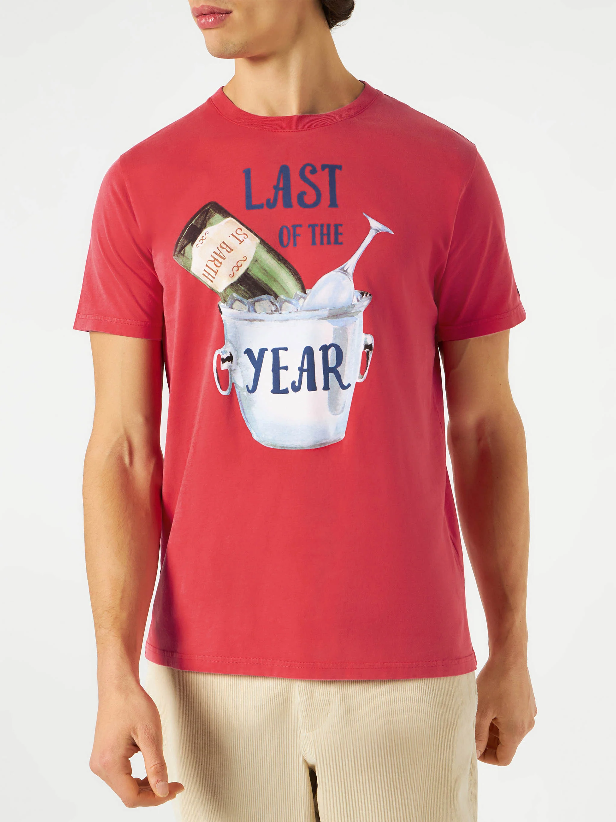 Camiseta roja con estampado del año pasado