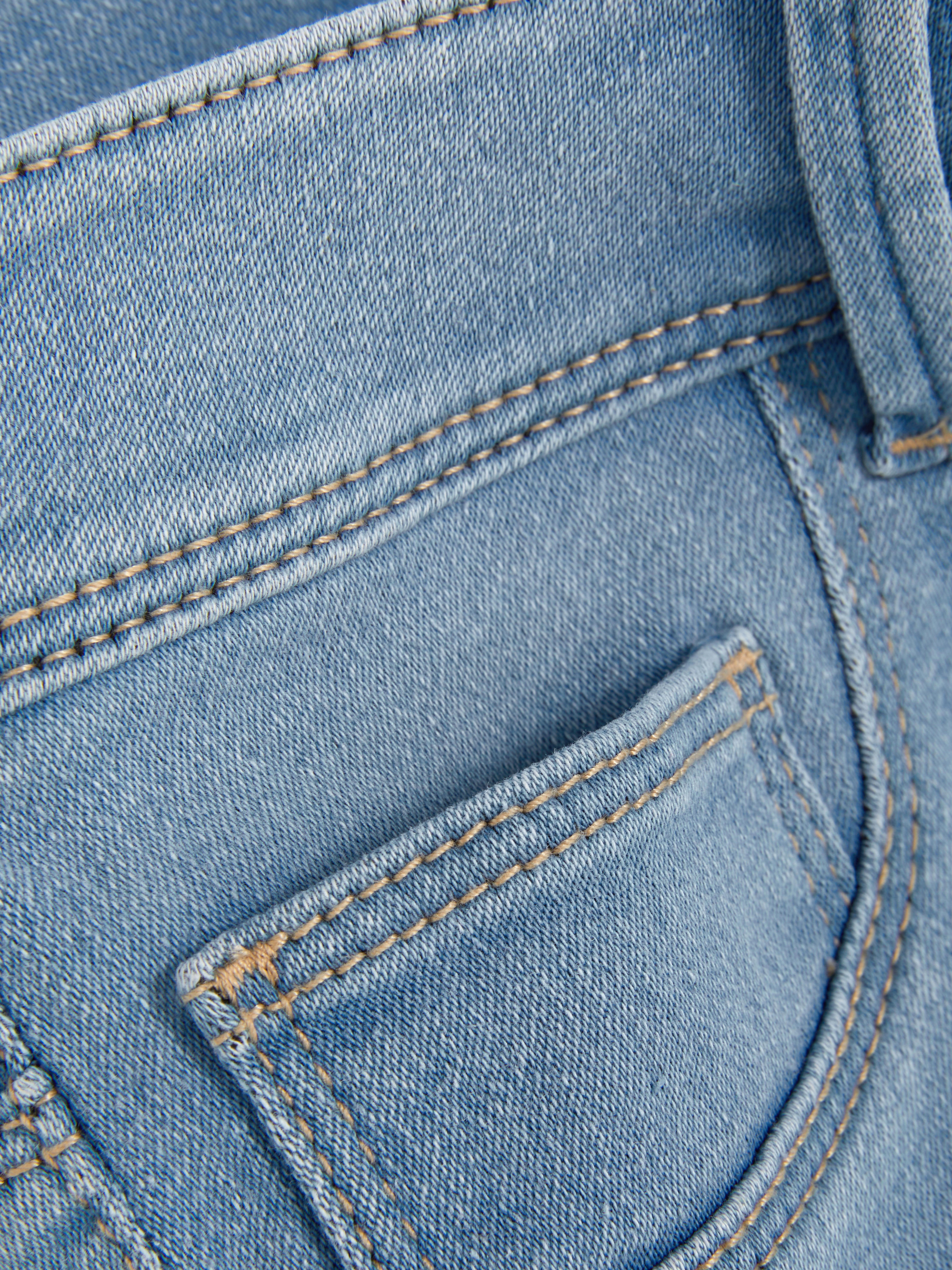 Blugi skinny simpli cu talie medie. Blugii sunt un must-have, iar noi adorăm acest stil mulat.