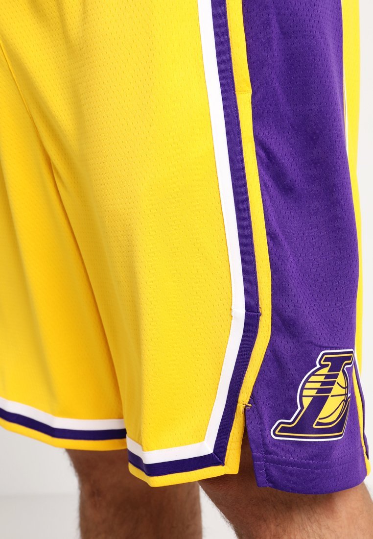 Nike Performance LOS ANDŽELO LAKERS NBA SWINGMAN ŠORTAI - Sportiniai šortai - amarillo/violetinė/balta