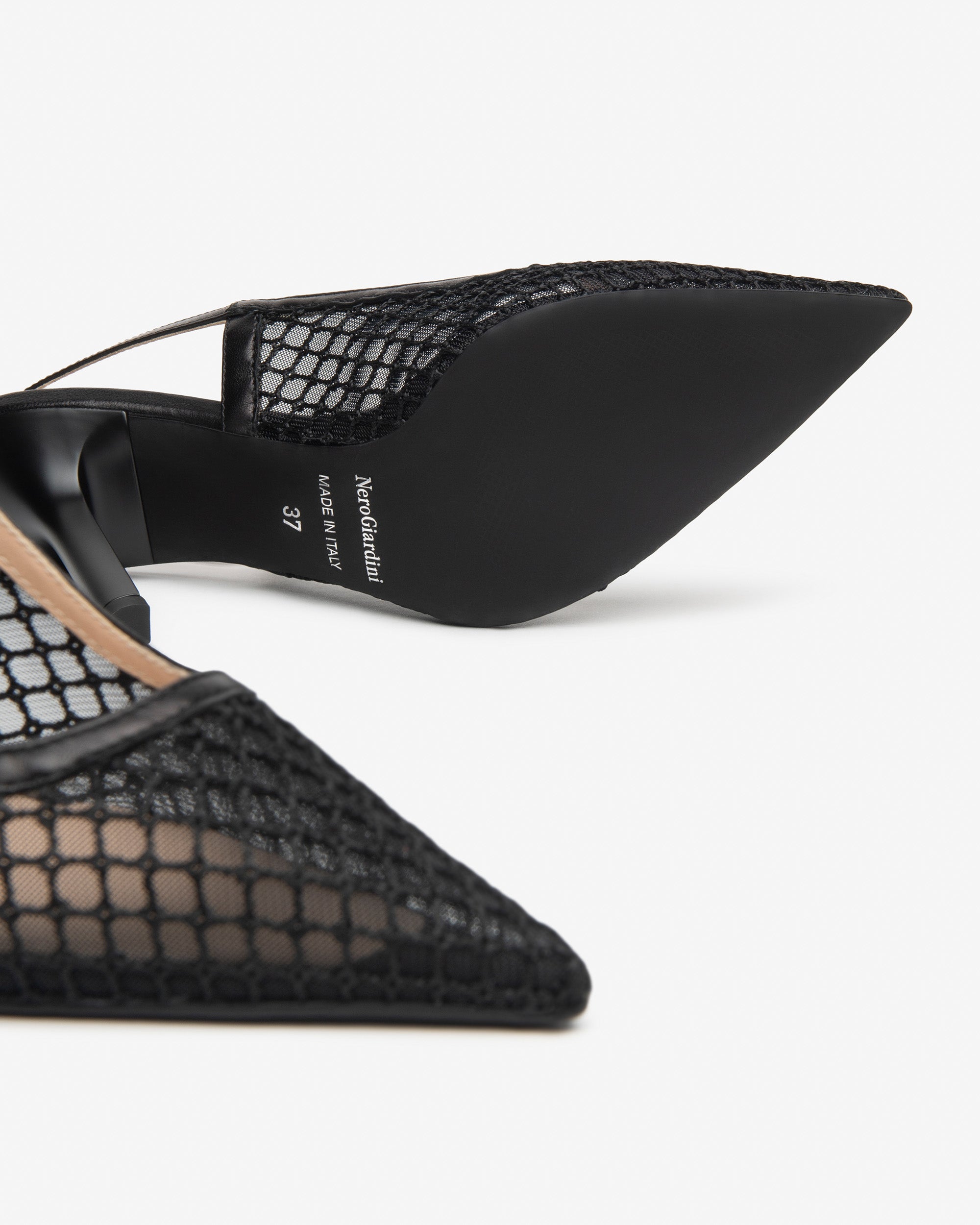  Naisten nahkainen ja kanvaskantinen olkalaukku