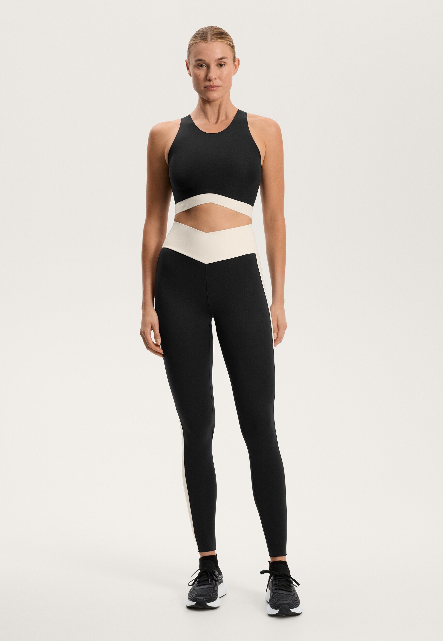 Legging OYSHO PERFECT-ADAPT taille haute 65 cm, longueur cheville, découpe en V - noir