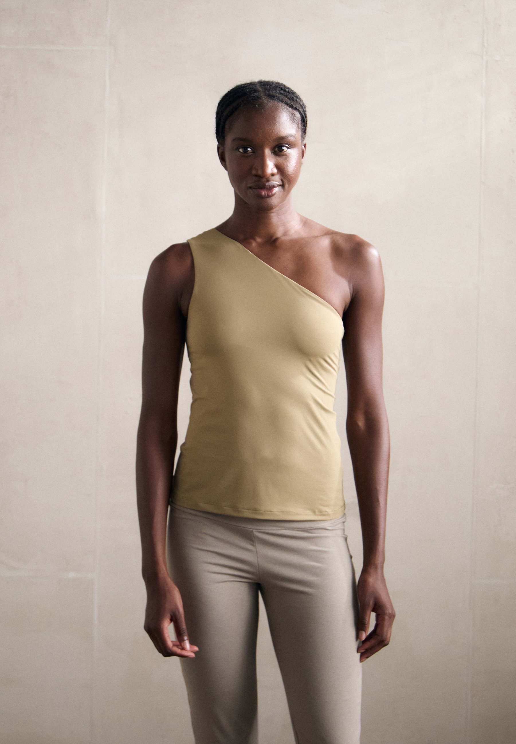 Casall ONE SHOULDER BRA TANK - Top - jasny khaki