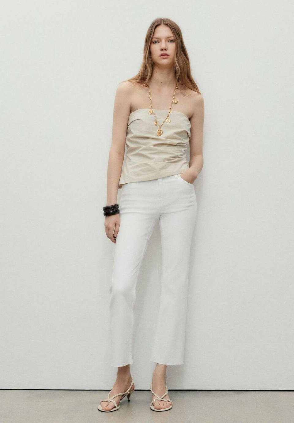 Mango FLARE CROP - Uitlopende jeans - wit