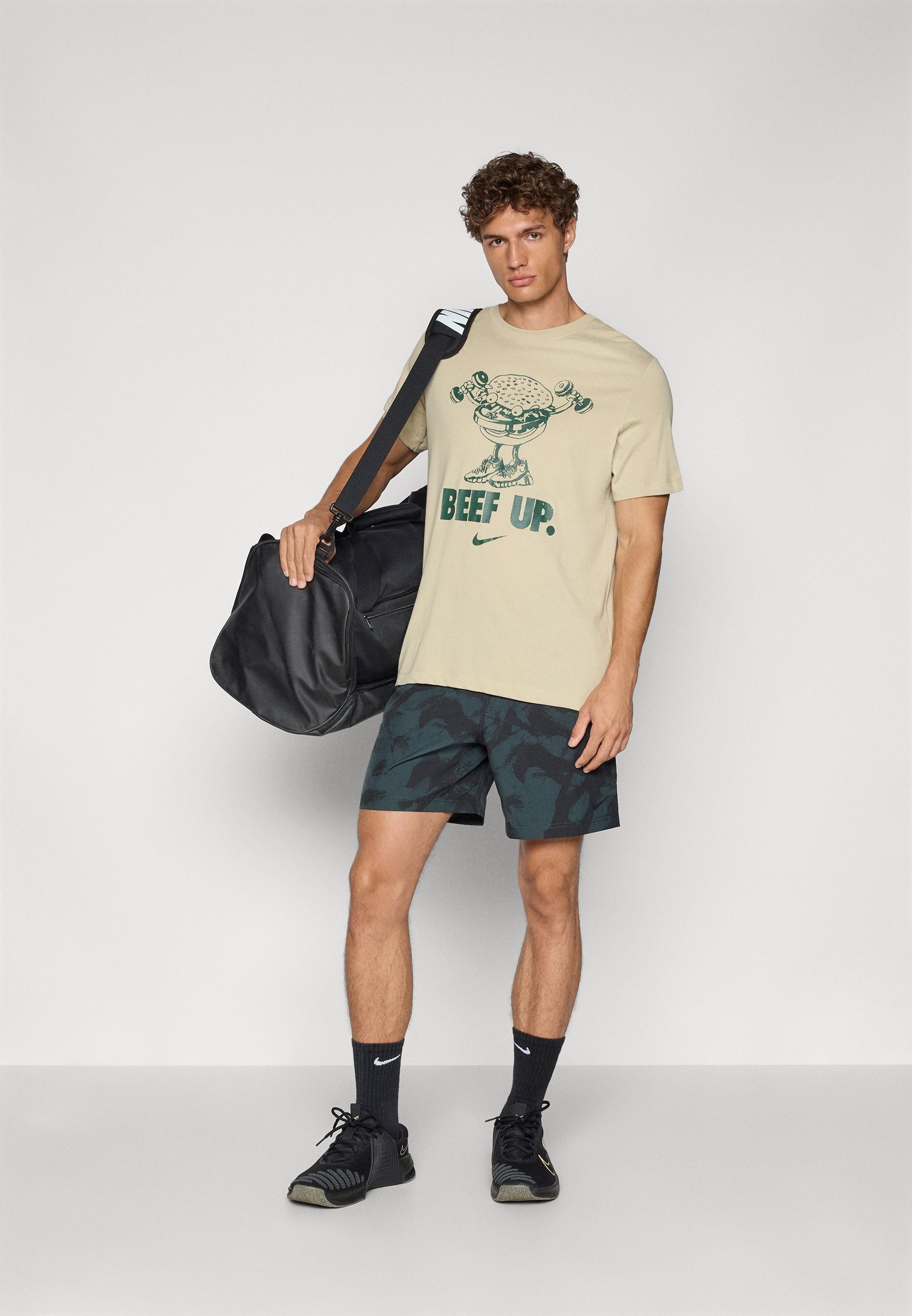 Nike Performance TEE FITNESS - T-shirt sportiva - deserto/kaki