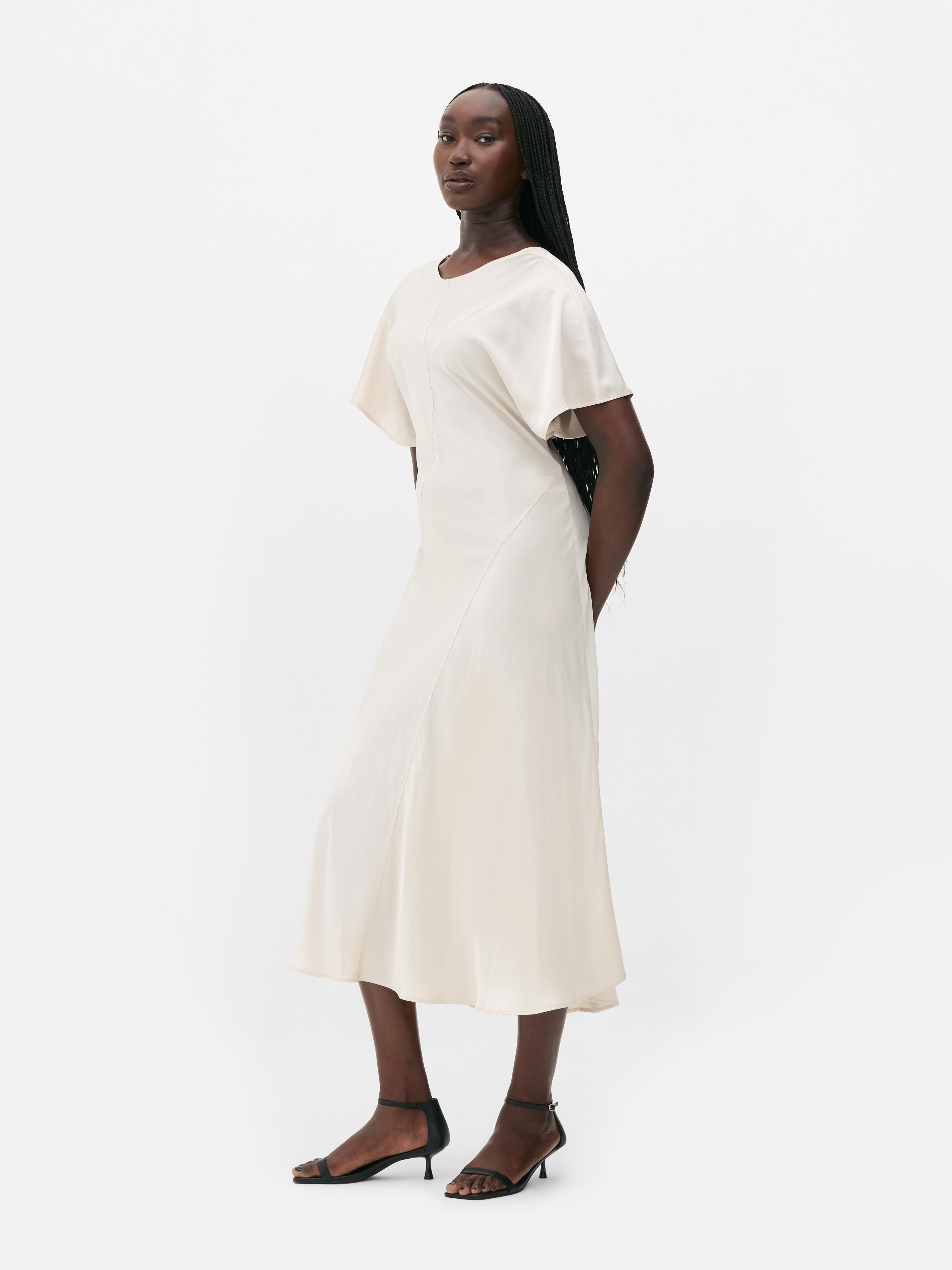 Rochie midi The Edit O rochie elegantă cu mâneci scurte și o croială oblică flatantă