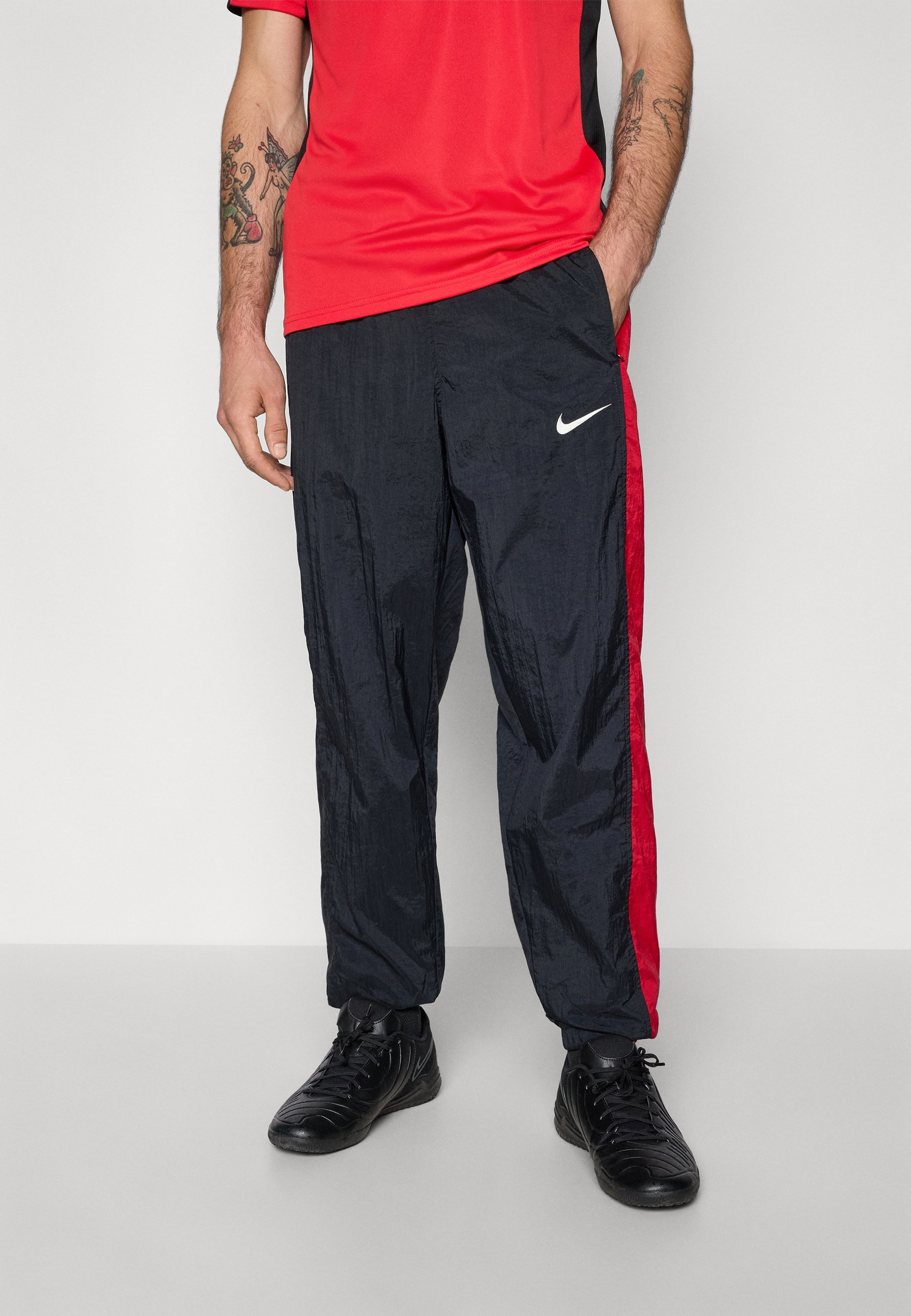 Nike Performance TOTAL 90 TRACK PANT - Trainingsbroek - zwart/gymrood/sail