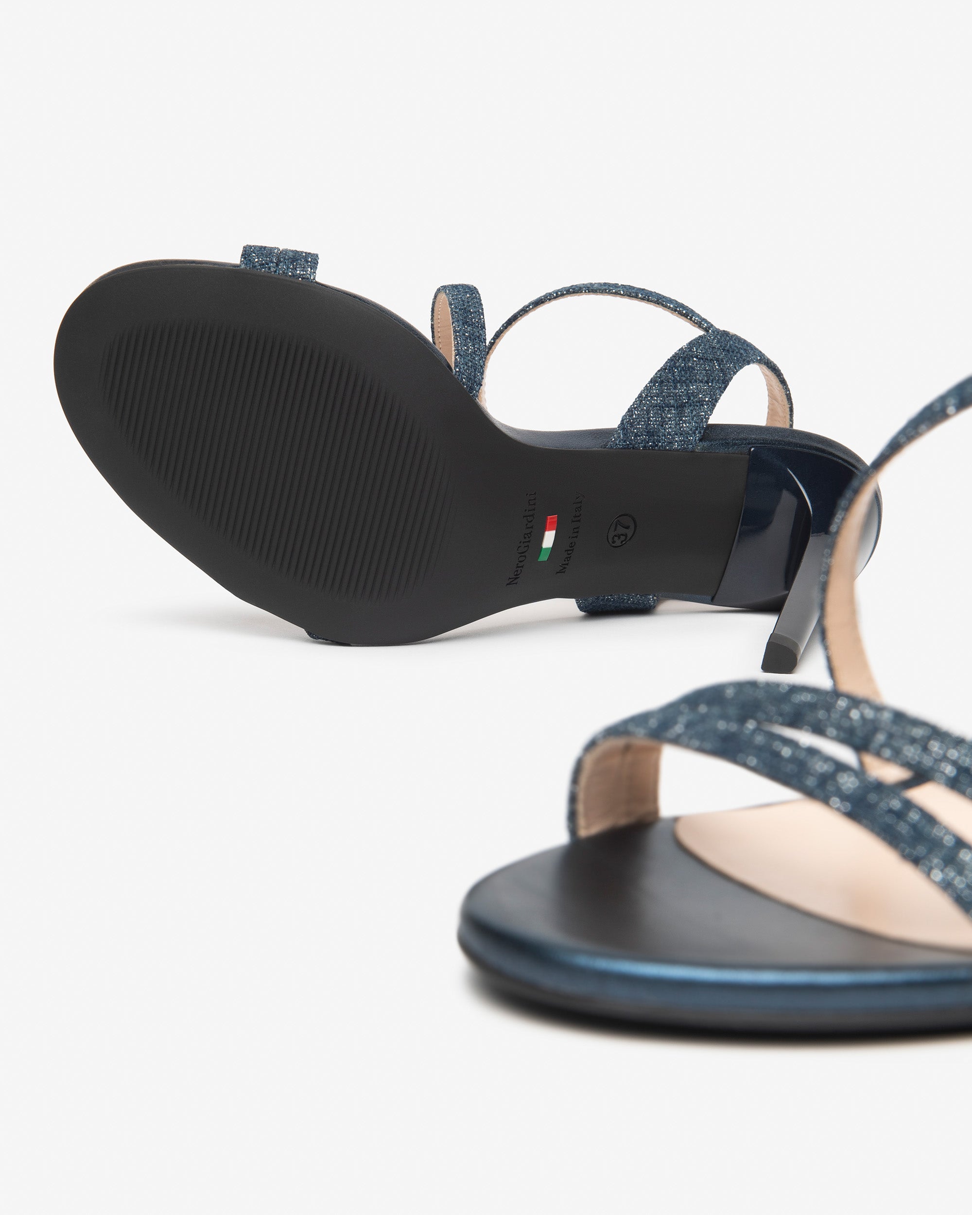  Damensandalen aus technischem Material