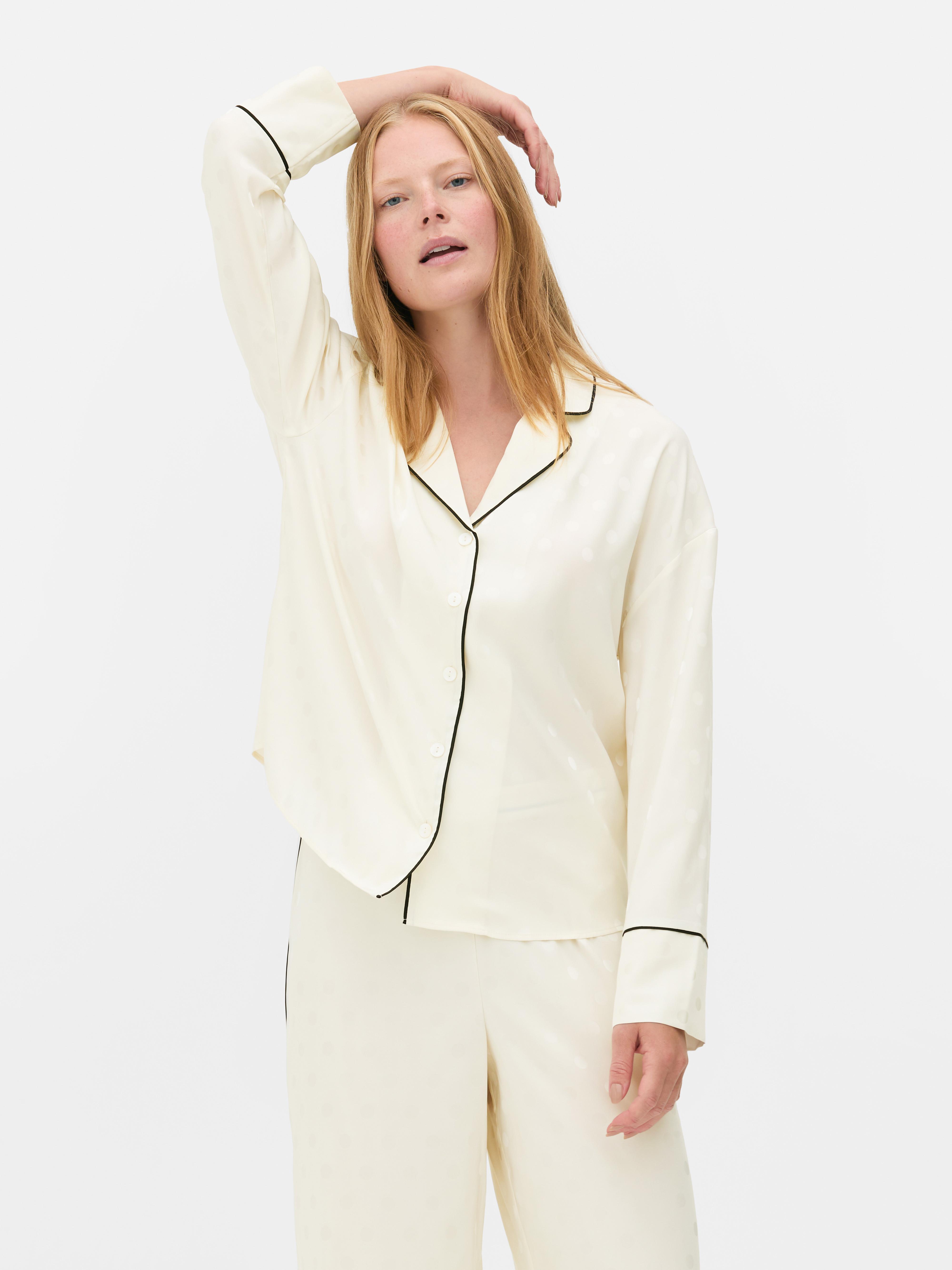 Cămașa de pijama Edit cu imprimeu jacquard O cămașă de pijama cu mânecă lungă din satin moale, cu imprimeu jacquard și bordură